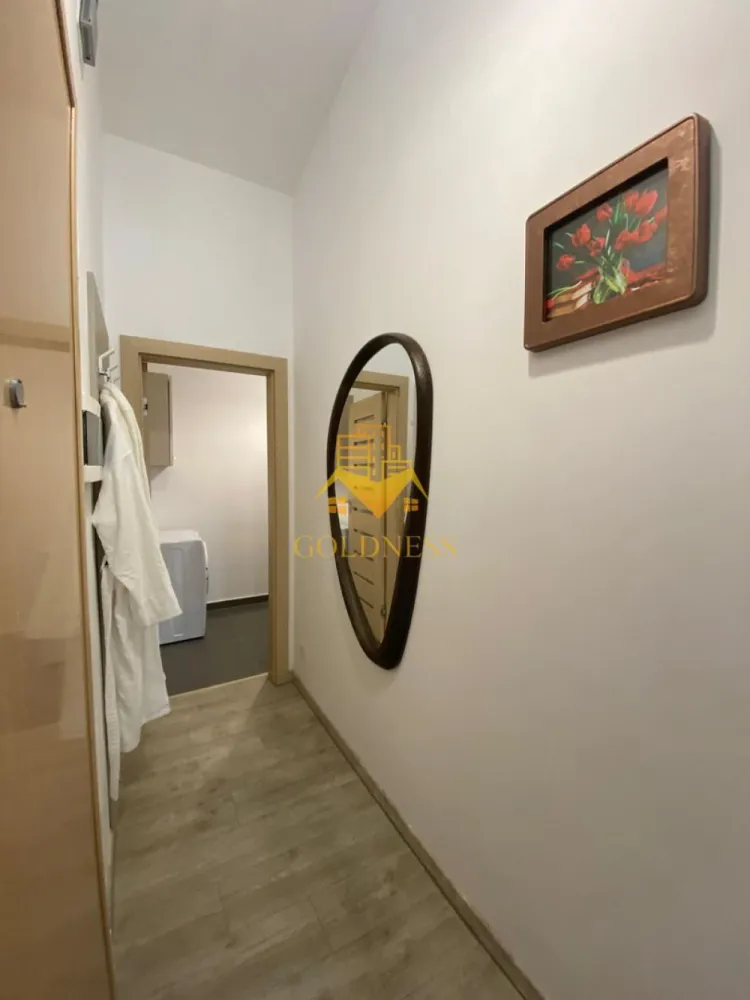 2 camere, parcare, AC, Centru, Piata Muzeului, MEMO, Piata Unirii - GOLDNESS Imobiliare vă propune spre închiriere un apartament cu 2 camere open-space complet mobilat și utilat, la etajul 3 într-un imobil de 3 etaje, cu lift, în zona ultracentrala, la 15 min de UMF, 5 minute de Piata Unirii si 2 minute de Piata Muzeului.
GARANȚIE: se percep 2 garanții, cu posibilitatea plății eșalonat.

Loc de parcare privat in curtea interioara cu 50euro pe luna.
 Apartamentul este compartimentat astfel:
 - dormitor cu pat matrimonial, dressing, noptiere, birou.
 - living cu bucatarie open-space complet utilată si mobilata, canapea extensibla, loc de servit masa 
 - baie cu dus walk-in, calorifer port prosop inox și dulap pentru depozitare.

Imobilul este dotat cu toate cele necesare- Centrala pe bloc - contorizare individuala pe apartament, mașină de spălat haine, frigider, plită , hotă, smart TV, AC, etc. 
Se află în apropierea stațiilor de transport în comun, magazine, restaurante, spații verzi, farmacii, etc. 

Dacă sunteți interesați de acest apartament și doriți să îl vizionați, dar și pentru alte oferte sau detalii nu ezitați să ne contactați telefonic sau prin e-mail - goldnessimobiliare@gmail.com. Vă stăm la dispoziție!
Pentru intermediere se percepe un comision de 50% din prețul chiriei!