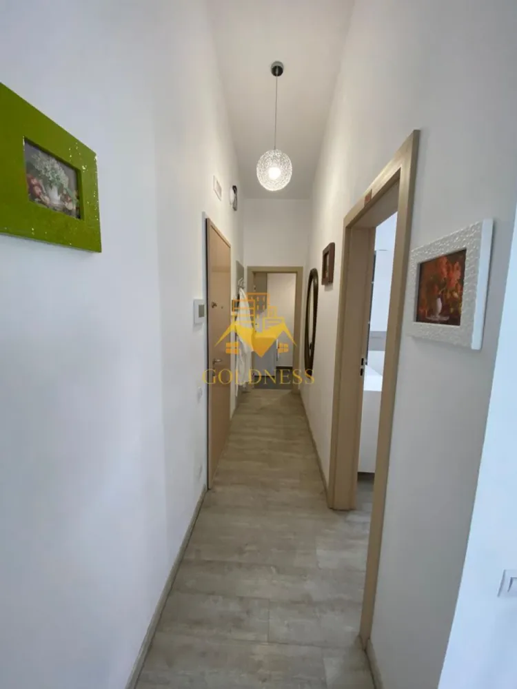 2 camere, parcare, AC, Centru, Piata Muzeului, MEMO, Piata Unirii - GOLDNESS Imobiliare vă propune spre închiriere un apartament cu 2 camere open-space complet mobilat și utilat, la etajul 3 într-un imobil de 3 etaje, cu lift, în zona ultracentrala, la 15 min de UMF, 5 minute de Piata Unirii si 2 minute de Piata Muzeului.
GARANȚIE: se percep 2 garanții, cu posibilitatea plății eșalonat.

Loc de parcare privat in curtea interioara cu 50euro pe luna.
 Apartamentul este compartimentat astfel:
 - dormitor cu pat matrimonial, dressing, noptiere, birou.
 - living cu bucatarie open-space complet utilată si mobilata, canapea extensibla, loc de servit masa 
 - baie cu dus walk-in, calorifer port prosop inox și dulap pentru depozitare.

Imobilul este dotat cu toate cele necesare- Centrala pe bloc - contorizare individuala pe apartament, mașină de spălat haine, frigider, plită , hotă, smart TV, AC, etc. 
Se află în apropierea stațiilor de transport în comun, magazine, restaurante, spații verzi, farmacii, etc. 

Dacă sunteți interesați de acest apartament și doriți să îl vizionați, dar și pentru alte oferte sau detalii nu ezitați să ne contactați telefonic sau prin e-mail - goldnessimobiliare@gmail.com. Vă stăm la dispoziție!
Pentru intermediere se percepe un comision de 50% din prețul chiriei!
