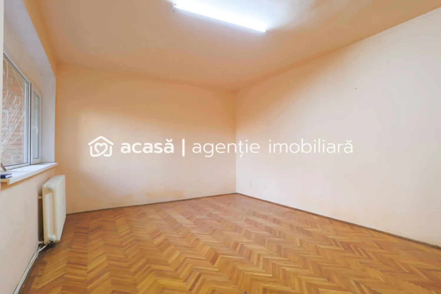 PRET NOU! Apartament decomandat 3 camere - str. Horia - COMISION 0% - Vă prezint un apartament spațios de 108 mp construiți, situat ultracentral pe strada Horia, în inima Aradului, la kilometrul 0. Apartamentul se află la parterul unui bloc de 4 etaje și este decomandat, oferind o compartimentare practică și versatilă.

Detalii cheie:
- 3 camere generoase, 2 băi, bucătărie si 2 holuri ce facilitează o bună organizare
- Parchet din lemn masiv: păstrat în stare bună
- Geamuri termopan: pentru eficiență energetică și confort
- Centrală termică pe gaz

Apartamentul necesită renovare, însă oferă o bază solidă și anumite îmbunătățiri existente, fiind ideal atât pentru locuit, cât și pentru diverse activități comerciale: spațiu de birouri, cabinet medical, sau alte servicii.
Locația este atuul principal: poziționat ultracentral, în apropierea principalelor puncte de interes, acces facil la transport public, instituții, restaurante și alte facilități.

Nu ratați această oportunitate de a deține un apartament într-o zonă premium din Arad!
Pentru mai multe detalii sau pentru programarea unei vizionări, contactează-mă la 0755 274 519 - Daniel Hord - Consultant imobiliar.

Nu dispui de toată suma? Te ajutăm noi gratuit! Îți obținem oferte de la 16 bănci
Ai o proprietate de vânzare în Arad și vrei să știi cât valorează cu adevărat?
Sună-mă pentru o evaluare GRATUITĂ!

Birou: ACASĂ | Agenție imobiliară Arad
Adresă: Bulevardul Decebal 2, Arad 310133