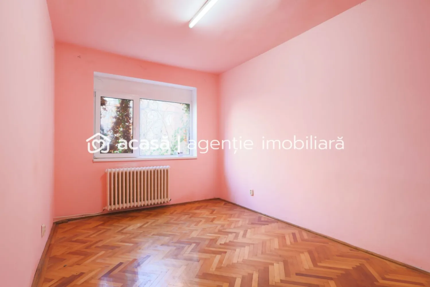 PRET NOU! Apartament decomandat 3 camere - str. Horia - COMISION 0% - Vă prezint un apartament spațios de 108 mp construiți, situat ultracentral pe strada Horia, în inima Aradului, la kilometrul 0. Apartamentul se află la parterul unui bloc de 4 etaje și este decomandat, oferind o compartimentare practică și versatilă.

Detalii cheie:
- 3 camere generoase, 2 băi, bucătărie si 2 holuri ce facilitează o bună organizare
- Parchet din lemn masiv: păstrat în stare bună
- Geamuri termopan: pentru eficiență energetică și confort
- Centrală termică pe gaz

Apartamentul necesită renovare, însă oferă o bază solidă și anumite îmbunătățiri existente, fiind ideal atât pentru locuit, cât și pentru diverse activități comerciale: spațiu de birouri, cabinet medical, sau alte servicii.
Locația este atuul principal: poziționat ultracentral, în apropierea principalelor puncte de interes, acces facil la transport public, instituții, restaurante și alte facilități.

Nu ratați această oportunitate de a deține un apartament într-o zonă premium din Arad!
Pentru mai multe detalii sau pentru programarea unei vizionări, contactează-mă la 0755 274 519 - Daniel Hord - Consultant imobiliar.

Nu dispui de toată suma? Te ajutăm noi gratuit! Îți obținem oferte de la 16 bănci
Ai o proprietate de vânzare în Arad și vrei să știi cât valorează cu adevărat?
Sună-mă pentru o evaluare GRATUITĂ!

Birou: ACASĂ | Agenție imobiliară Arad
Adresă: Bulevardul Decebal 2, Arad 310133