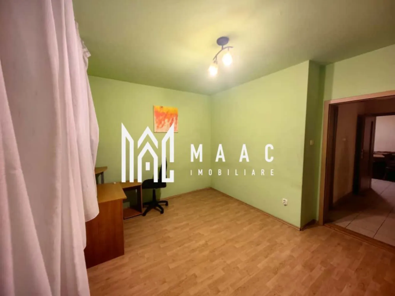 Apartament 3 camere I 76 mp I 2 balcoane I 2 bai I Parcare - MAAC Imobiliare vă propune spre vânzare un apartament modern cu 3 camere, situat în Șelimbăr, într-o zonă apreciată pentru accesibilitate și confort.

Locuința impresionează prin compartimentarea eficientă și atmosfera primitoare, fiind alegerea ideală pentru o familie sau pentru investiție. Apartamentul dispune de 2 dormitoare luminoase, living spațios, bucătărie practică, 2 băi cu geam de aerisire și spații suplimentare pentru depozitare tip debara/cămară.

Cele 2 balcoane adaugă un plus de confort și lumină naturală, oferind spațiul perfect pentru relaxare.

Imobilul este situat într-un bloc construit în anul 2010, izolat termic pentru eficiență energetică sporită și confort în sezonul rece, cu acoperiș din țiglă. Încălzirea se realizează prin centrală proprie și calorifere.

Apartamentul se predă complet mobilat și utilat, fiind pregătit pentru mutare imediată.

Beneficii:
✔ Loc de parcare inclus
✔ 2 băi cu geam de aerisire
✔ 2 balcoane
✔ Spații de depozitare
✔ Zonă cu acces rapid către magazine, transport și puncte de interes
✔ Ideal pentru locuit sau investiție

Un apartament modern, echilibrat și pregătit să devină noul tău acasă.

Pentru mai multe detalii vă rugăm sa ne contactați, specificand ID: CP3091376