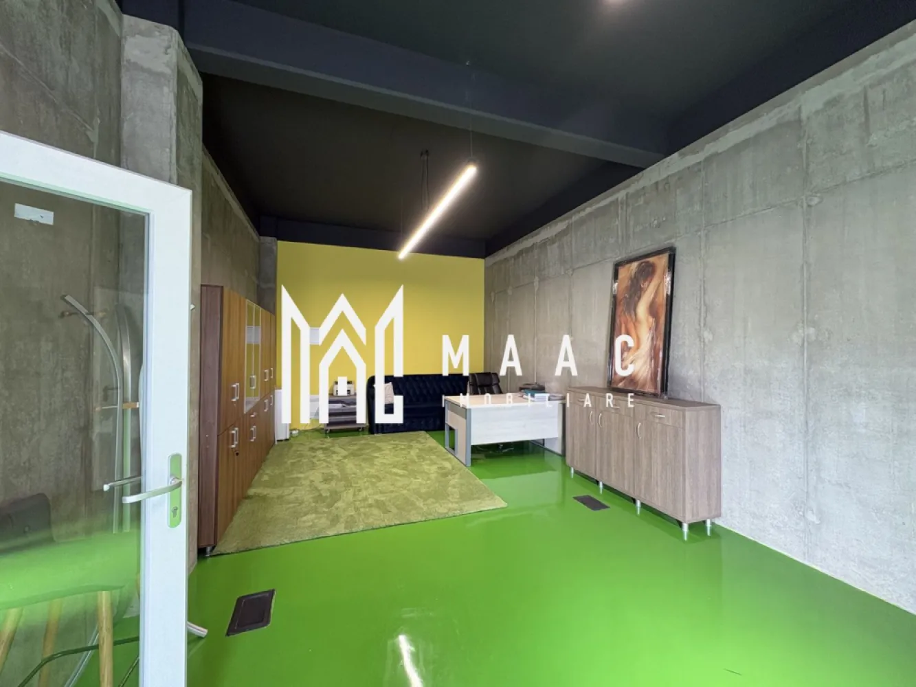Spatiu birouri i 80 mp I Utilat I Zona de vest I - MAAC Imobiliare vă propune spre închiriere un spațiu modern, ideal pentru birouri sau activități comerciale, situat în zona de vest a Sibiului, la stradă principală – pe strada Salzburg.

Proprietatea este nouă și complet utilată, având o suprafață de 80 mp, compartimentată eficient în 2 camere luminoase. Spațiul beneficiază de vitrină generoasă la stradă, oferind vizibilitate excelentă pentru orice tip de activitate.

În plus, imobilul dispune de locuri de parcare, un avantaj important atât pentru angajați, cât și pentru clienți.

Datorită poziționării strategice și dotărilor moderne, acest spațiu reprezintă o oportunitate ideală pentru dezvoltarea afacerii dumneavoastră

Pentru mai multe detalii precizați ca ați văzut anunțul cu ID CP3012580
