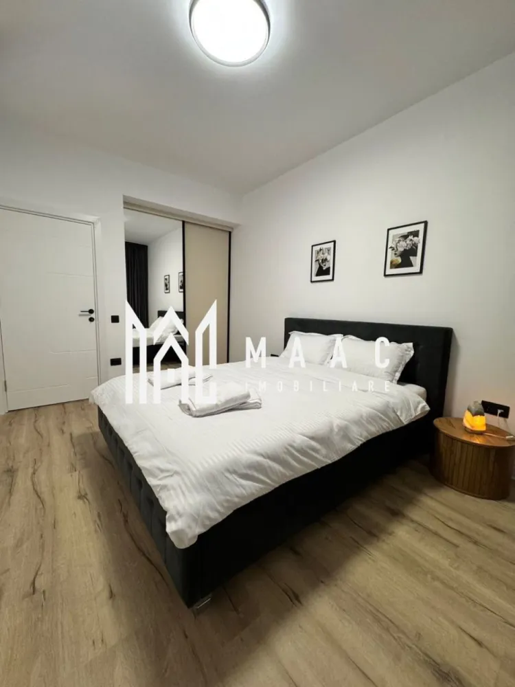 Apartament 2 camere | Terasa 39 MP | Modern | Selimbar - MAAC Imobiliare vă prezintă un apartament ideal atât pentru locuit, cât și pentru investiție în regim hotelier. 

Compartimentare:
Living spațios, amenajat într-un stil minimalist și elegant
Bucătărie cu zonă de dining 
Dormitor matrimonial
Baie modernă
Terasă premium cu jacuzzi privat
Acces separat către terasă prin grădină

Dotări și beneficii:
Încălzire în pardoseală
Finisaje si mobilier atent ales
Compartimentare practică și funcțională
Loc de parcare propriu inclus
Boxă de depozitare inclusă
Ideal pentru locuit sau investiție Airbnb/Booking.

Apartamentul se vinde exact ca în fotografii, complet mobilat și utilat, inclusiv jacuzzi, așternuturi, tacâmuri și toate elementele necesare pentru mutare imediată sau exploatare în regim hotelier.

Pentru mai multe detalii sau pentru programarea unei vizionări, vă rugăm să ne contactați și să menționați ID-ul proprietății: CP3086702