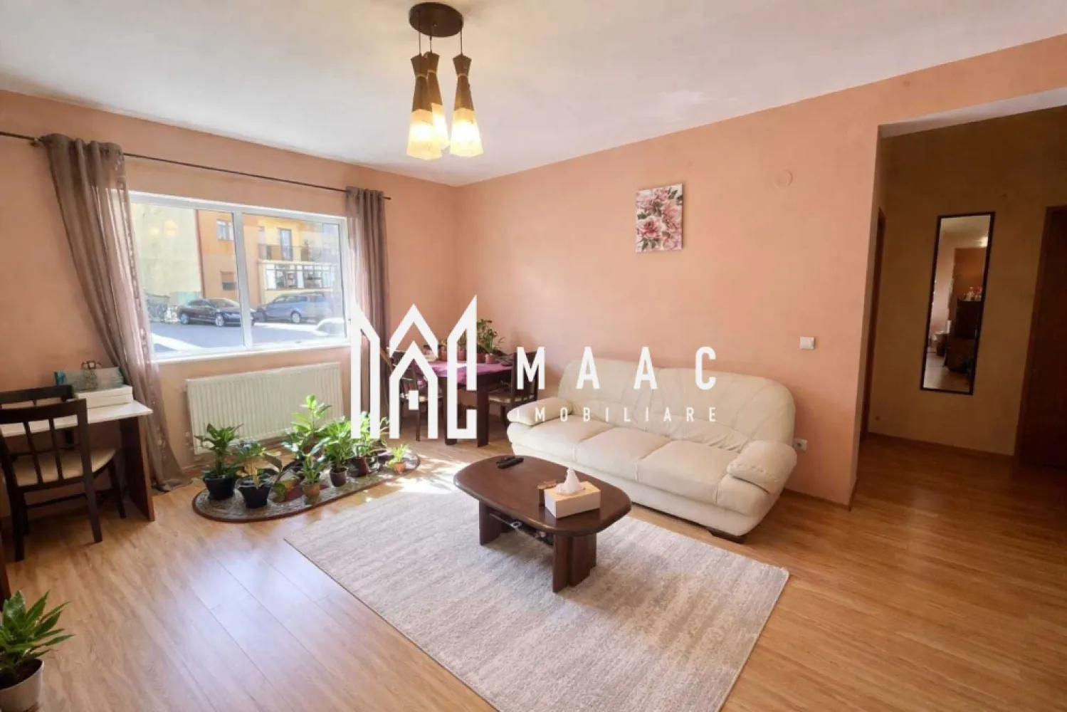 Apartament 2 camere | Parter | 64 MP | Decomandat | Selimbar - MAAC Imobiliare vă prezintă un apartament cu 2 camere, situat în Șelimbăr, într-o zonă liniștită și apreciată, cu acces rapid către Sibiu, Shopping City Sibiu și autostradă.

Locuința este poziționată la parterul unui imobil cu regim de înălțime P+3 și beneficiază de o suprafață utilă de 64 mp, fiind ideală atât pentru locuit, cât și pentru investiție.

Apartamentul este decomandat și are o compartimentare practică:
Living 
Dormitor 
Bucătărie închisă
Baie cu cadă
Hol de acces.

Dotări și beneficii:
Centrală termică proprie cu calorifere
Geamuri termopan
Se vinde complet mobilat și utilat
Disponibil pentru mutare imediată

Zona oferă liniște și acces facil către magazine, centre comerciale, mijloace de transport și principalele puncte de interes din Sibiu și Șelimbăr.

Pentru mai multe detalii sau pentru programarea unei vizionări, vă rugăm să ne contactați și să menționați ID-ul proprietății: CP3086731