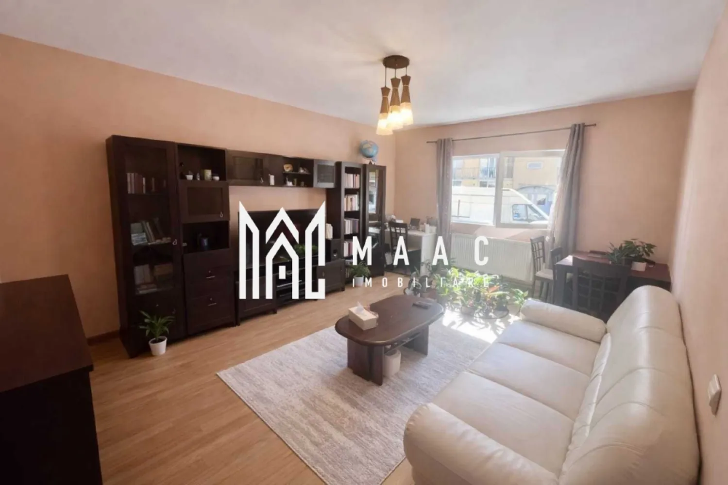 Apartament 2 camere | Parter | 64 MP | Decomandat | Selimbar - MAAC Imobiliare vă prezintă un apartament cu 2 camere, situat în Șelimbăr, într-o zonă liniștită și apreciată, cu acces rapid către Sibiu, Shopping City Sibiu și autostradă.

Locuința este poziționată la parterul unui imobil cu regim de înălțime P+3 și beneficiază de o suprafață utilă de 64 mp, fiind ideală atât pentru locuit, cât și pentru investiție.

Apartamentul este decomandat și are o compartimentare practică:
Living 
Dormitor 
Bucătărie închisă
Baie cu cadă
Hol de acces.

Dotări și beneficii:
Centrală termică proprie cu calorifere
Geamuri termopan
Se vinde complet mobilat și utilat
Disponibil pentru mutare imediată

Zona oferă liniște și acces facil către magazine, centre comerciale, mijloace de transport și principalele puncte de interes din Sibiu și Șelimbăr.

Pentru mai multe detalii sau pentru programarea unei vizionări, vă rugăm să ne contactați și să menționați ID-ul proprietății: CP3086731