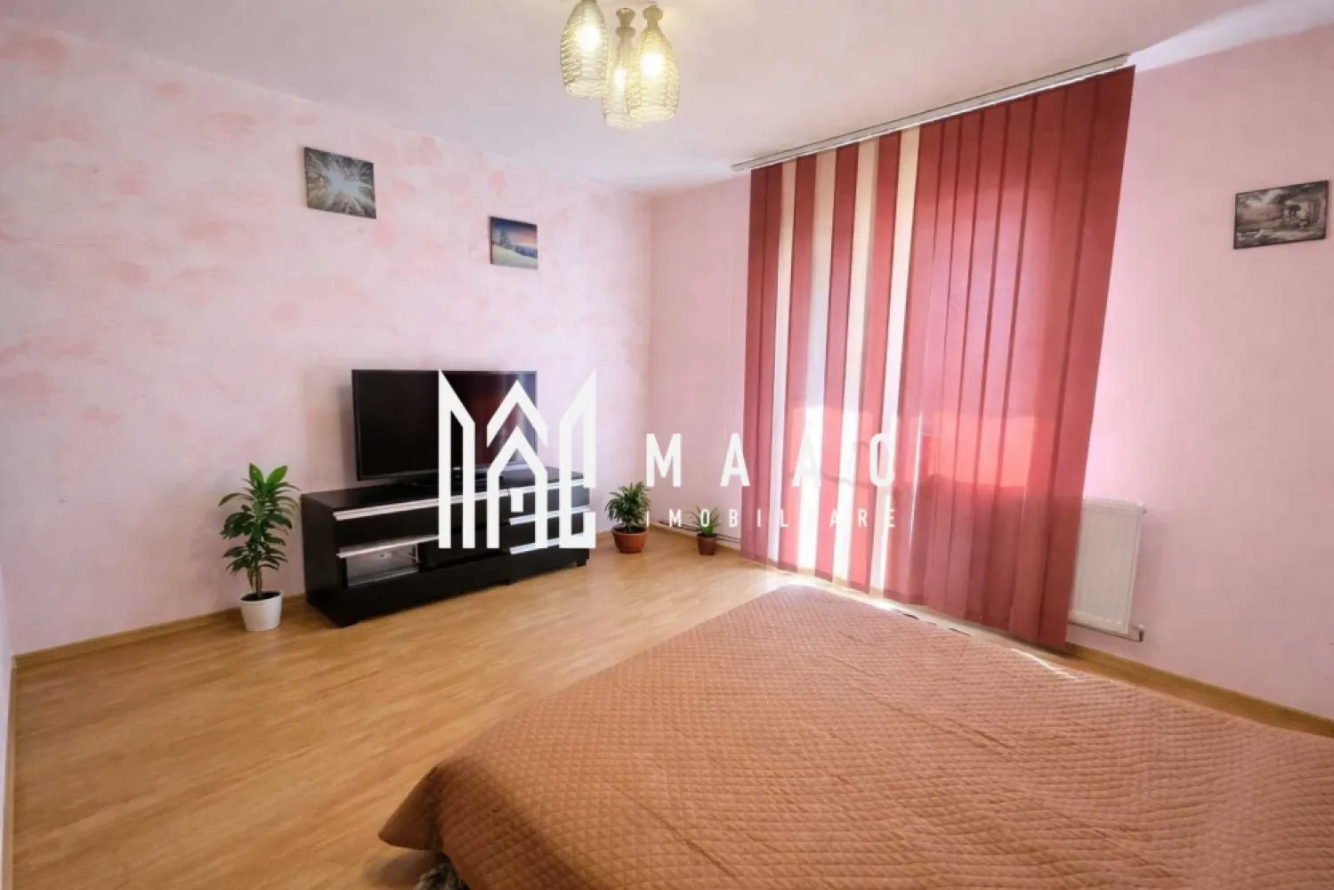 Apartament 2 camere | Parter | 64 MP | Decomandat | Selimbar - MAAC Imobiliare vă prezintă un apartament cu 2 camere, situat în Șelimbăr, într-o zonă liniștită și apreciată, cu acces rapid către Sibiu, Shopping City Sibiu și autostradă.

Locuința este poziționată la parterul unui imobil cu regim de înălțime P+3 și beneficiază de o suprafață utilă de 64 mp, fiind ideală atât pentru locuit, cât și pentru investiție.

Apartamentul este decomandat și are o compartimentare practică:
Living 
Dormitor 
Bucătărie închisă
Baie cu cadă
Hol de acces.

Dotări și beneficii:
Centrală termică proprie cu calorifere
Geamuri termopan
Se vinde complet mobilat și utilat
Disponibil pentru mutare imediată

Zona oferă liniște și acces facil către magazine, centre comerciale, mijloace de transport și principalele puncte de interes din Sibiu și Șelimbăr.

Pentru mai multe detalii sau pentru programarea unei vizionări, vă rugăm să ne contactați și să menționați ID-ul proprietății: CP3086731