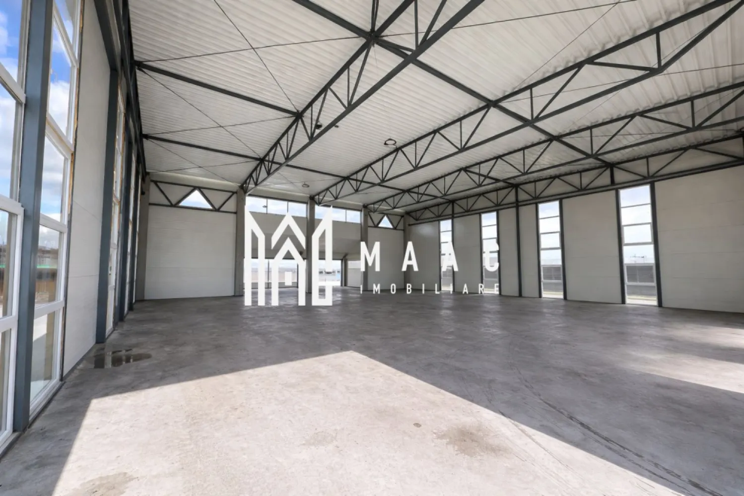 Hala noua 600 mp I zona vest - Maac Imobiliare￼ vă propune spre închiriere o hală modernă, cu suprafața de 600 mp (20 x 30 m) și înălțime de 8 m, ideală pentru depozitare, logistică, producție sau alte activități industriale.

Proprietatea este situată în zona de vest a orașului, pe strada Salzburg, oferind acces rapid și facil către autostradă și principalele artere de circulație — un avantaj important pentru transport și distribuție.

Hala beneficiază de spațiu generos, acces facil pentru autoutilitare/TIR și este conectată la toate utilitățile necesare desfășurării activității:

* curent electric
* apă
* canalizare
* gaz

Construcția este nouă, luminoasă și potrivită pentru diverse domenii de activitate, fiind o oportunitate excelentă pentru dezvoltarea afacerii dumneavoastră.

Pentru mai multe detalii sau programarea unei vizionări, precizați ca ați văzut anunțul cu ID CP3086896