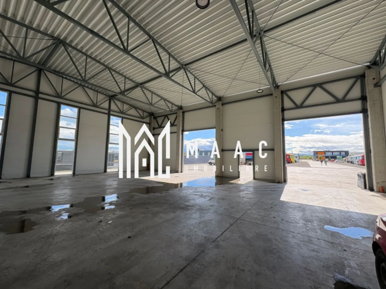 Hala noua 600 mp I zona vest - Maac Imobiliare￼ vă propune spre închiriere o hală modernă, cu suprafața de 600 mp (20 x 30 m) și înălțime de 8 m, ideală pentru depozitare, logistică, producție sau alte activități industriale.

Proprietatea este situată în zona de vest a orașului, pe strada Salzburg, oferind acces rapid și facil către autostradă și principalele artere de circulație — un avantaj important pentru transport și distribuție.

Hala beneficiază de spațiu generos, acces facil pentru autoutilitare/TIR și este conectată la toate utilitățile necesare desfășurării activității:

* curent electric
* apă
* canalizare
* gaz

Construcția este nouă, luminoasă și potrivită pentru diverse domenii de activitate, fiind o oportunitate excelentă pentru dezvoltarea afacerii dumneavoastră.

Pentru mai multe detalii sau programarea unei vizionări, precizați ca ați văzut anunțul cu ID CP3086896
