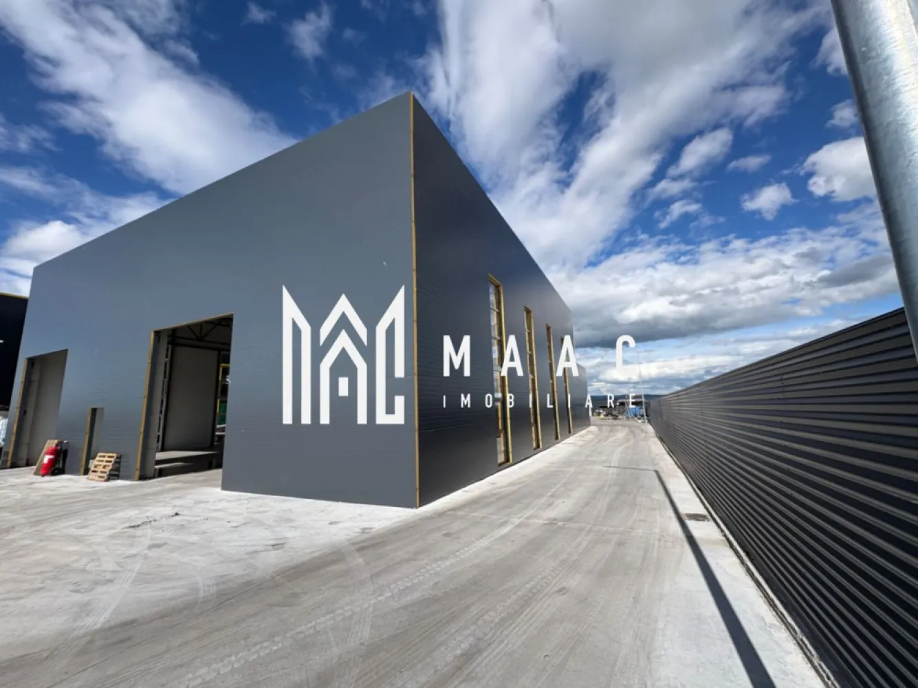 Hala noua 600 mp I zona vest - Maac Imobiliare￼ vă propune spre închiriere o hală modernă, cu suprafața de 600 mp (20 x 30 m) și înălțime de 8 m, ideală pentru depozitare, logistică, producție sau alte activități industriale.

Proprietatea este situată în zona de vest a orașului, pe strada Salzburg, oferind acces rapid și facil către autostradă și principalele artere de circulație — un avantaj important pentru transport și distribuție.

Hala beneficiază de spațiu generos, acces facil pentru autoutilitare/TIR și este conectată la toate utilitățile necesare desfășurării activității:

* curent electric
* apă
* canalizare
* gaz

Construcția este nouă, luminoasă și potrivită pentru diverse domenii de activitate, fiind o oportunitate excelentă pentru dezvoltarea afacerii dumneavoastră.

Pentru mai multe detalii sau programarea unei vizionări, precizați ca ați văzut anunțul cu ID CP3086896