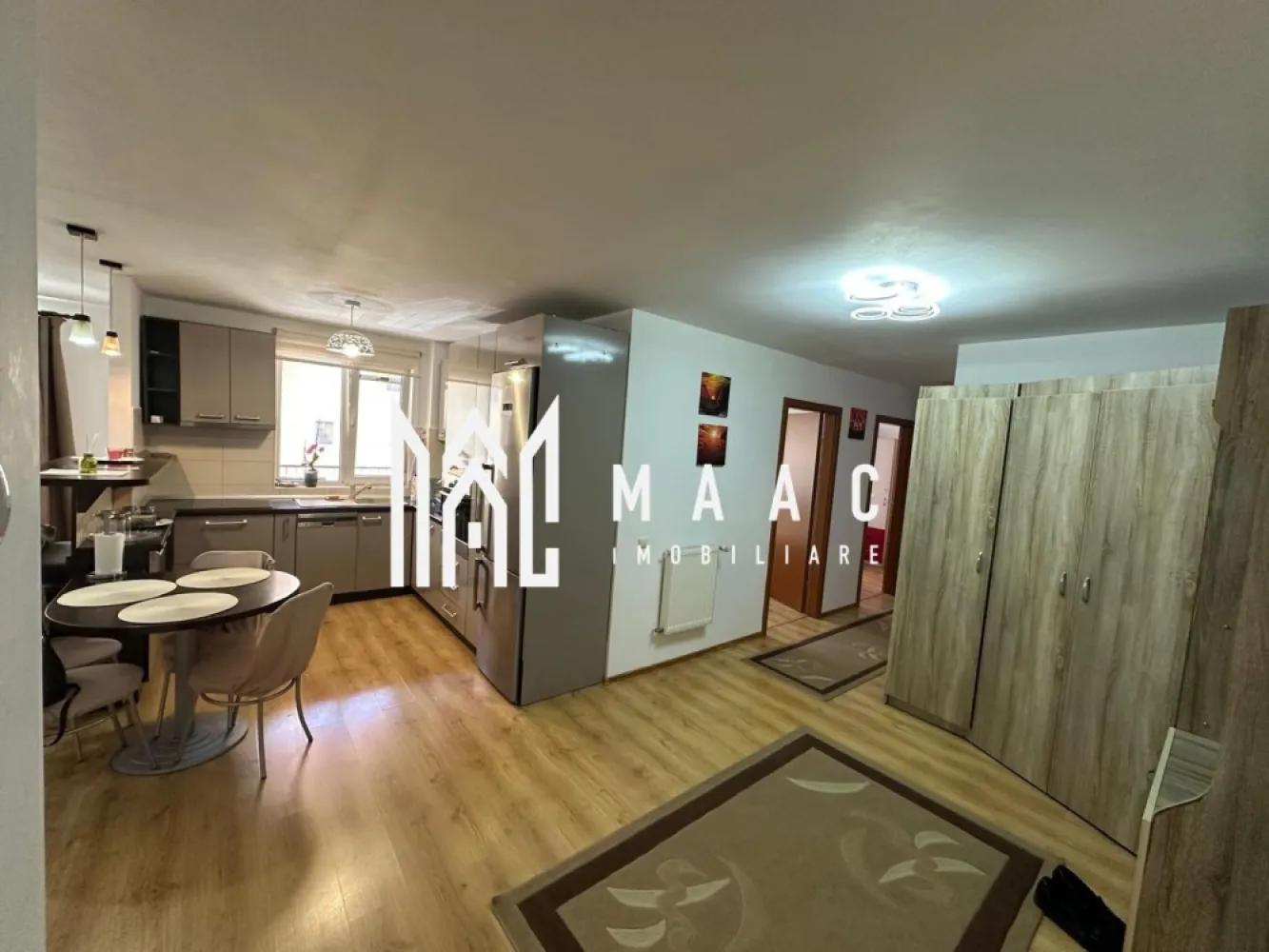 APARTAMENT 3 CAMERE I DECOMANDAT I 77 MP I ET 2 I HIPODROM 3 - Maac Imobiliare ofera spre vanzare apartament cu 3 camere, compartimentat eficient, oferind un spatiu confortabil si luminos.

 Apartamentul este compus din:
- living generos cu bucatarie si hol open space
- 2 dormitoare
- 2 bai, dintre care una amenajata ca spatiu de depozitare
- balcon

Se vinde complet mobilat si utilat, fiind ideal pentru mutare rapida, fara investitii suplimentare.

Potrivit atat pentru locuit, cat si pentru investitie.

Pentru mai multe detalii sau stabilirea unei vizionari, anuntati telefonic CP3088677