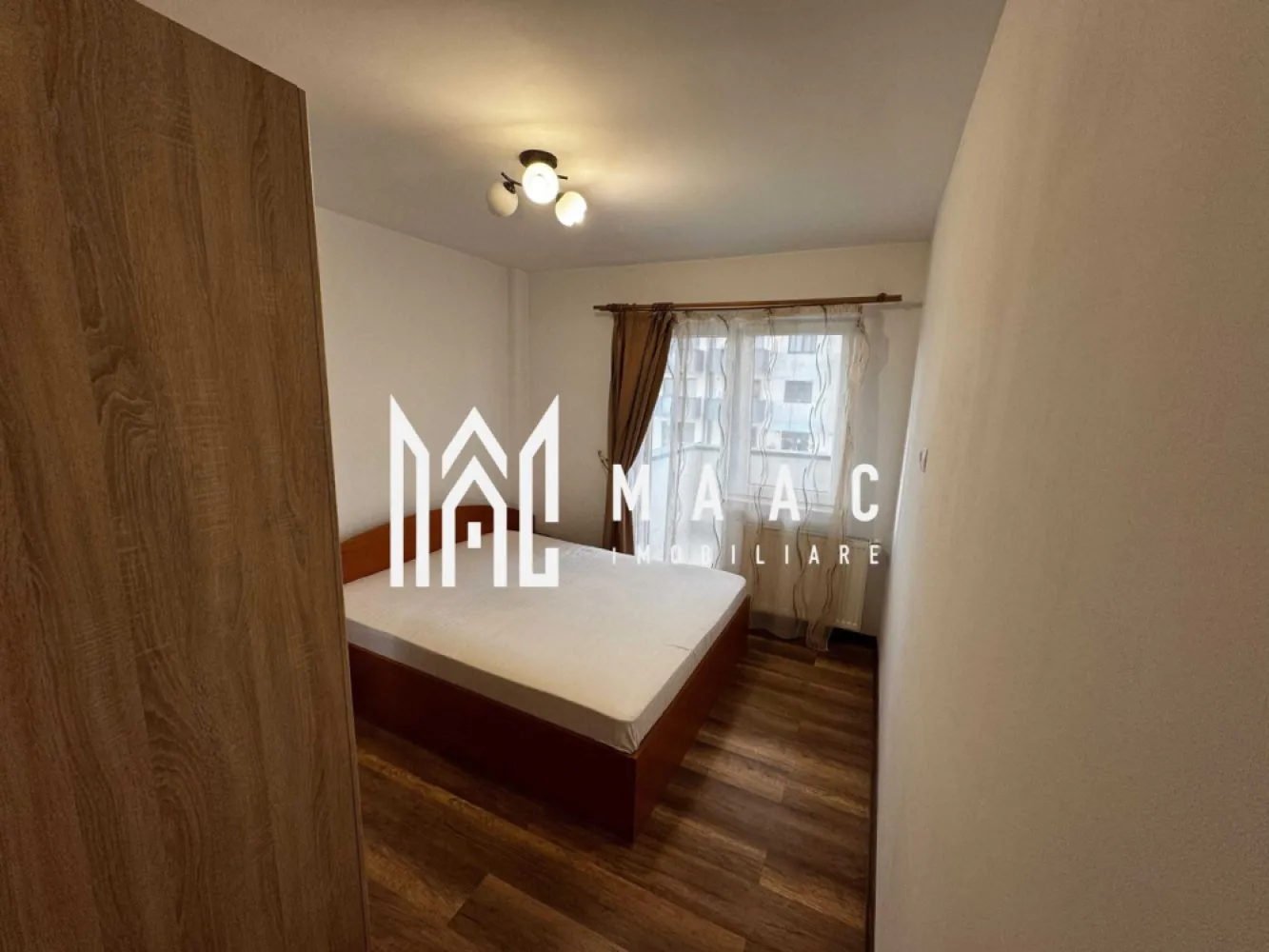 Apartament 3 camere | 60 MPU | Calea Surii Mici - MAAC Imobiliare vă propune spre închiriere un apartament modern cu 3 camere, compus din 2 dormitoare, 2 băi și living generos, situat într-un imobil bine întreținut, ideal pentru familii, cupluri sau persoane care își doresc un spațiu confortabil și bine compartimentat. Proprietatea beneficiază de loc de parcare și balcon spațios, oferind un plus de confort și funcționalitate pentru viitorii chiriași.

Apartamentul impresionează prin atmosfera luminoasă, finisajele moderne și compartimentarea practică, fiind pregătit pentru mutare imediată. Spațiile sunt bine optimizate, iar camerele oferă intimitate și confort pentru un stil de viață echilibrat.

Compartimentare:
-living spațios și luminos, cu zonă de relaxare și dining
-2 dormitoare confortabile
-bucătărie complet mobilată și utilată
-2 băi
-hol generos
-balcon larg, ideal pentru relaxare

Dotări și avantaje:
-apartament complet mobilat și utilat
-compartimentare practică și eficientă
-2 băi pentru un plus de confort
-balcon spațios
-loc de parcare inclus
-camere luminoase și primitoare
-finisaje moderne
-zonă liniștită și acces facil către punctele de interes
-ideal pentru familii sau persoane care își doresc confort și intimitate

Localizare:
Apartamentul este amplasat într-o zonă bine conectată la facilitățile orașului, cu acces rapid către magazine, mijloace de transport, școli și alte puncte de interes.

Condiții de închiriere:
-garanție: echivalentul unei chirii lunare
-disponibilitate: imediată

Pentru mai multe detalii sau pentru programarea unei vizionări, vă rugăm să ne contactați specificând: ID: CP3089396
