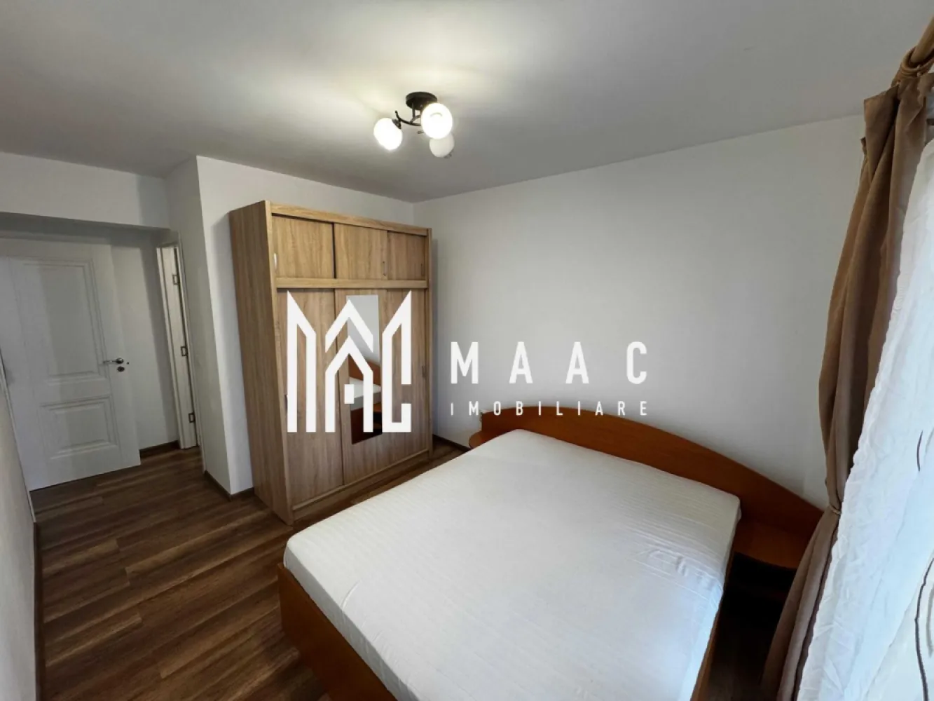 Apartament 3 camere | 60 MPU | Calea Surii Mici - MAAC Imobiliare vă propune spre închiriere un apartament modern cu 3 camere, compus din 2 dormitoare, 2 băi și living generos, situat într-un imobil bine întreținut, ideal pentru familii, cupluri sau persoane care își doresc un spațiu confortabil și bine compartimentat. Proprietatea beneficiază de loc de parcare și balcon spațios, oferind un plus de confort și funcționalitate pentru viitorii chiriași.

Apartamentul impresionează prin atmosfera luminoasă, finisajele moderne și compartimentarea practică, fiind pregătit pentru mutare imediată. Spațiile sunt bine optimizate, iar camerele oferă intimitate și confort pentru un stil de viață echilibrat.

Compartimentare:
-living spațios și luminos, cu zonă de relaxare și dining
-2 dormitoare confortabile
-bucătărie complet mobilată și utilată
-2 băi
-hol generos
-balcon larg, ideal pentru relaxare

Dotări și avantaje:
-apartament complet mobilat și utilat
-compartimentare practică și eficientă
-2 băi pentru un plus de confort
-balcon spațios
-loc de parcare inclus
-camere luminoase și primitoare
-finisaje moderne
-zonă liniștită și acces facil către punctele de interes
-ideal pentru familii sau persoane care își doresc confort și intimitate

Localizare:
Apartamentul este amplasat într-o zonă bine conectată la facilitățile orașului, cu acces rapid către magazine, mijloace de transport, școli și alte puncte de interes.

Condiții de închiriere:
-garanție: echivalentul unei chirii lunare
-disponibilitate: imediată

Pentru mai multe detalii sau pentru programarea unei vizionări, vă rugăm să ne contactați specificând: ID: CP3089396