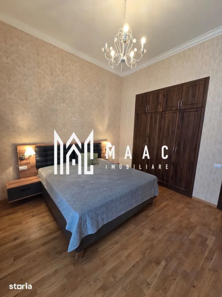 Apartament 2 camere | 55 MPU | Centrul Istoric - MAAC Imobiliare vă propune spre închiriere un apartament premium cu 2 camere, situat în Centrul Istoric al Sibiului – zona Orașul de Jos, într-o locație deosebită, ideală pentru persoanele care își doresc confort, eleganță și acces rapid către principalele puncte de interes ale orașului. Proprietatea impresionează prin designul rafinat, finisajele de înaltă calitate și atmosfera caldă oferită de spațiile înalte și luminoase.

Apartamentul a fost complet renovat în anul 2025 și mobilat premium, fiind pregătit pentru un stil de viață modern și confortabil. Înălțimea camerelor de aproximativ 3,80 m oferă un plus de spațiu și eleganță, iar materialele și dotările atent alese contribuie la un ambient exclusivist și primitor.

Compartimentare:
-living spațios și luminos
-dormitor elegant și confortabil
-bucătărie complet mobilată și utilată
-baie modernă
-hol generos
-pivniță inclusă

Suprafață utilă aproximativă: 55 mp

Dotări și avantaje:
-imobil complet renovat și mobilat premium
-izolație fonică și termică superioară
-încălzire în pardoseală Uponor cu control individual pe fiecare cameră
-centrală termică Viessmann Vitodens cu control WiFi
-aer condiționat Gree cu control WiFi
-tâmplărie PVC Barrier cu geam tripan
-parchet triplu stratificat din stejar
-uși interioare din lemn de stejar
-finisaje premium și tapet decorativ de înaltă calitate
-iluminat premium Kolarz Austria
-mobilier MDF premium și electrocasnice Bosch & Electrolux
-TV Samsung Smart HD
-duș tip jacuzzi
-mașină de spălat și uscător Bosch
-sistem WC încastrat Geberit
-perdele și draperii premium
-pat matrimonial 180x200 cm cu saltea italiană LineaFlex
-dressing generos
-pivniță inclusă

Un avantaj aparte al proprietății este posibilitatea transformării bucătăriei într-un spațiu open-space cu livingul, prin intermediul unei spectaculoase uși triple din lemn de stejar cu vitralii, pliabilă la perete.

Localizare:
Apartamentul este situat în Centrul Istoric al Sibiului – Orașul de Jos, aproape de muzee, teatre, restaurante, cafenele, magazine, mall, gară și autogară. Zona oferă acces rapid către mijloacele de transport în comun, școli, grădinițe și spații verzi ideale pentru relaxare și plimbări.

Condiții de închiriere:
-garanție: echivalentul unei chirii lunare
-disponibilitate: imediată

Pentru mai multe detalii sau pentru programarea unei vizionări, vă rugăm să ne contactați specificând ID: CP3089613