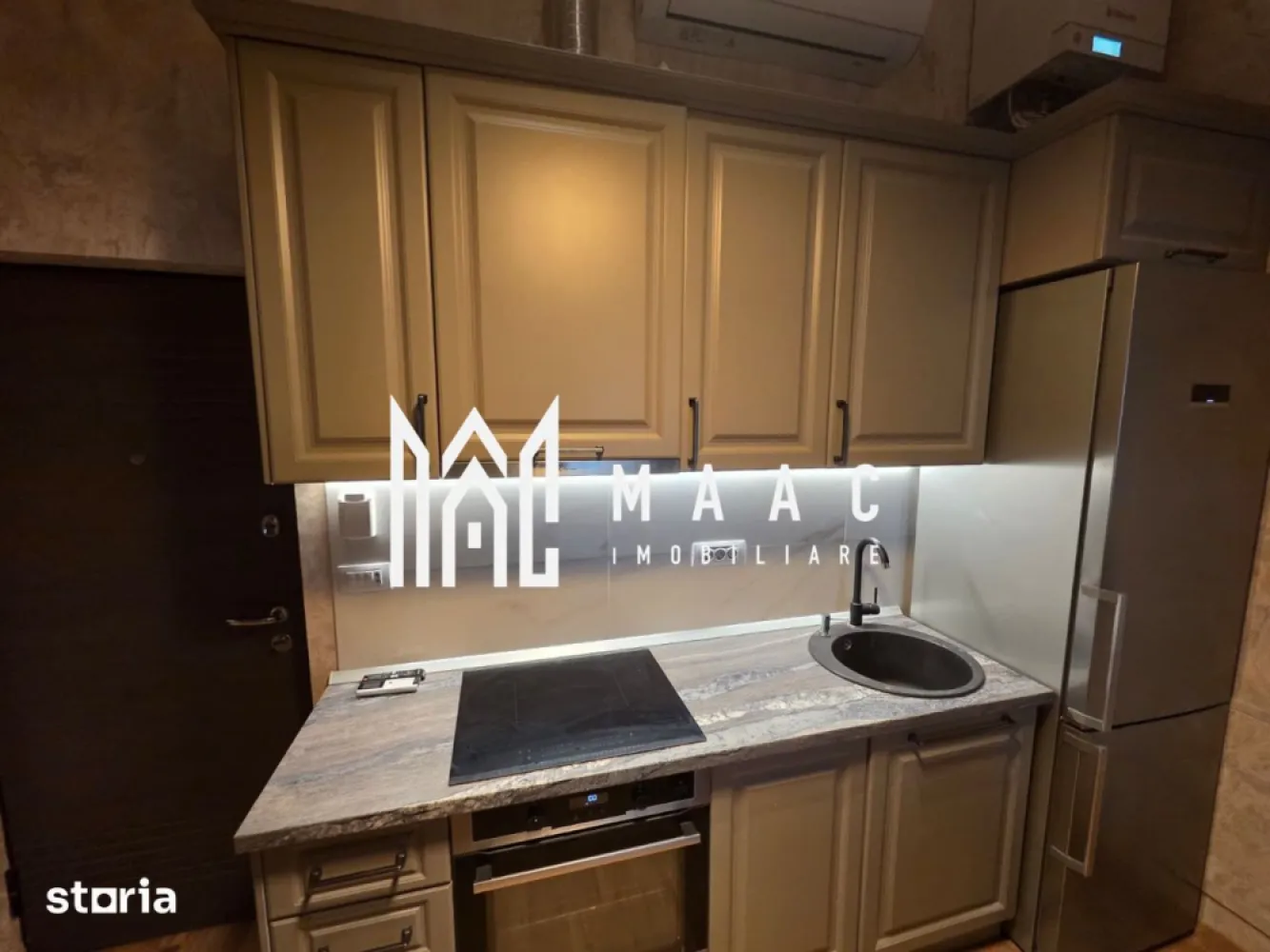 Apartament 2 camere | 55 MPU | Centrul Istoric - MAAC Imobiliare vă propune spre închiriere un apartament premium cu 2 camere, situat în Centrul Istoric al Sibiului – zona Orașul de Jos, într-o locație deosebită, ideală pentru persoanele care își doresc confort, eleganță și acces rapid către principalele puncte de interes ale orașului. Proprietatea impresionează prin designul rafinat, finisajele de înaltă calitate și atmosfera caldă oferită de spațiile înalte și luminoase.

Apartamentul a fost complet renovat în anul 2025 și mobilat premium, fiind pregătit pentru un stil de viață modern și confortabil. Înălțimea camerelor de aproximativ 3,80 m oferă un plus de spațiu și eleganță, iar materialele și dotările atent alese contribuie la un ambient exclusivist și primitor.

Compartimentare:
-living spațios și luminos
-dormitor elegant și confortabil
-bucătărie complet mobilată și utilată
-baie modernă
-hol generos
-pivniță inclusă

Suprafață utilă aproximativă: 55 mp

Dotări și avantaje:
-imobil complet renovat și mobilat premium
-izolație fonică și termică superioară
-încălzire în pardoseală Uponor cu control individual pe fiecare cameră
-centrală termică Viessmann Vitodens cu control WiFi
-aer condiționat Gree cu control WiFi
-tâmplărie PVC Barrier cu geam tripan
-parchet triplu stratificat din stejar
-uși interioare din lemn de stejar
-finisaje premium și tapet decorativ de înaltă calitate
-iluminat premium Kolarz Austria
-mobilier MDF premium și electrocasnice Bosch & Electrolux
-TV Samsung Smart HD
-duș tip jacuzzi
-mașină de spălat și uscător Bosch
-sistem WC încastrat Geberit
-perdele și draperii premium
-pat matrimonial 180x200 cm cu saltea italiană LineaFlex
-dressing generos
-pivniță inclusă

Un avantaj aparte al proprietății este posibilitatea transformării bucătăriei într-un spațiu open-space cu livingul, prin intermediul unei spectaculoase uși triple din lemn de stejar cu vitralii, pliabilă la perete.

Localizare:
Apartamentul este situat în Centrul Istoric al Sibiului – Orașul de Jos, aproape de muzee, teatre, restaurante, cafenele, magazine, mall, gară și autogară. Zona oferă acces rapid către mijloacele de transport în comun, școli, grădinițe și spații verzi ideale pentru relaxare și plimbări.

Condiții de închiriere:
-garanție: echivalentul unei chirii lunare
-disponibilitate: imediată

Pentru mai multe detalii sau pentru programarea unei vizionări, vă rugăm să ne contactați specificând ID: CP3089613