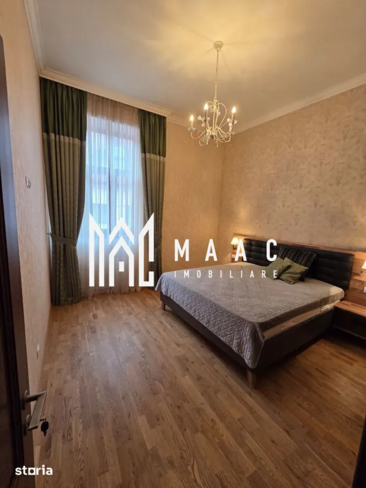 Apartament 2 camere | 55 MPU | Centrul Istoric - MAAC Imobiliare vă propune spre închiriere un apartament premium cu 2 camere, situat în Centrul Istoric al Sibiului – zona Orașul de Jos, într-o locație deosebită, ideală pentru persoanele care își doresc confort, eleganță și acces rapid către principalele puncte de interes ale orașului. Proprietatea impresionează prin designul rafinat, finisajele de înaltă calitate și atmosfera caldă oferită de spațiile înalte și luminoase.

Apartamentul a fost complet renovat în anul 2025 și mobilat premium, fiind pregătit pentru un stil de viață modern și confortabil. Înălțimea camerelor de aproximativ 3,80 m oferă un plus de spațiu și eleganță, iar materialele și dotările atent alese contribuie la un ambient exclusivist și primitor.

Compartimentare:
-living spațios și luminos
-dormitor elegant și confortabil
-bucătărie complet mobilată și utilată
-baie modernă
-hol generos
-pivniță inclusă

Suprafață utilă aproximativă: 55 mp

Dotări și avantaje:
-imobil complet renovat și mobilat premium
-izolație fonică și termică superioară
-încălzire în pardoseală Uponor cu control individual pe fiecare cameră
-centrală termică Viessmann Vitodens cu control WiFi
-aer condiționat Gree cu control WiFi
-tâmplărie PVC Barrier cu geam tripan
-parchet triplu stratificat din stejar
-uși interioare din lemn de stejar
-finisaje premium și tapet decorativ de înaltă calitate
-iluminat premium Kolarz Austria
-mobilier MDF premium și electrocasnice Bosch & Electrolux
-TV Samsung Smart HD
-duș tip jacuzzi
-mașină de spălat și uscător Bosch
-sistem WC încastrat Geberit
-perdele și draperii premium
-pat matrimonial 180x200 cm cu saltea italiană LineaFlex
-dressing generos
-pivniță inclusă

Un avantaj aparte al proprietății este posibilitatea transformării bucătăriei într-un spațiu open-space cu livingul, prin intermediul unei spectaculoase uși triple din lemn de stejar cu vitralii, pliabilă la perete.

Localizare:
Apartamentul este situat în Centrul Istoric al Sibiului – Orașul de Jos, aproape de muzee, teatre, restaurante, cafenele, magazine, mall, gară și autogară. Zona oferă acces rapid către mijloacele de transport în comun, școli, grădinițe și spații verzi ideale pentru relaxare și plimbări.

Condiții de închiriere:
-garanție: echivalentul unei chirii lunare
-disponibilitate: imediată

Pentru mai multe detalii sau pentru programarea unei vizionări, vă rugăm să ne contactați specificând ID: CP3089613