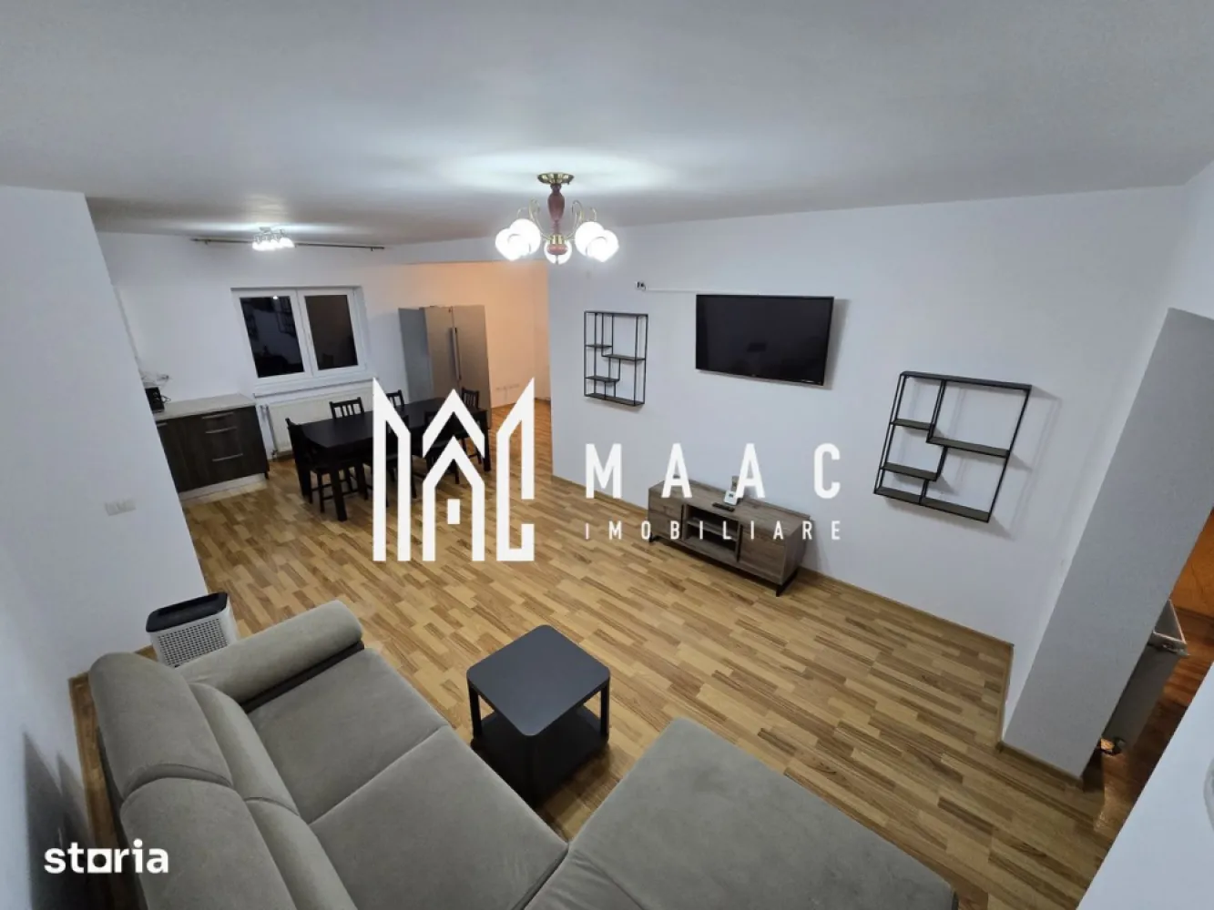 Apartament 2 camere | Loc parcare inclus | Etaj 1 | 61.75 mpu | - MAAC Imobiliare vă propune spre vânzare un apartament elegant și luminos, situat într-una dintre cele mai apreciate zone rezidențiale din Râmnicu Vâlcea, chiar lângă Parcul Zăvoi. Proprietatea oferă echilibrul ideal între confort, intimitate și accesibilitate, fiind amplasată într-o zonă liniștită de case, cu acces rapid către centrul orașului și principalele puncte de interes. Apartamentul este alegerea potrivită atât pentru locuit, cât și pentru investiție, datorită poziționării excelente și calității construcției.

Locuința este situată la etajul 1 al unui imobil cochet cu regim redus de înălțime, construit după anul 2010 de un dezvoltator italian, cu accent pe calitate, confort și finisaje moderne. Blocul dispune de doar 2 etaje și mansardă, oferind un plus de liniște și vecinătate selectă.

Apartamentul are o suprafață utilă de 61,75 mp și o suprafață totală de 66,1 mp, fiind compartimentat eficient pentru a oferi spații bine optimizate și funcționale:
-Living luminos și primitor
-Dormitor confortabil
-Bucătărie complet amenajată
-Baie modernă
-2 dressing-uri generoase
-Hol bine organizat

Proprietatea se vinde complet mobilată și utilată, fiind pregătită pentru mutare imediată fără investiții suplimentare. Finisajele moderne, materialele de calitate superioară și atenția la detalii contribuie la crearea unui ambient elegant și confortabil. Apartamentul beneficiază de vedere către noul parc și include loc de parcare în preț.

Avantajele acestei proprietăți:
-Poziționare excelentă lângă Parcul Zăvoi
-Zonă rezidențială liniștită de case
-Aproape de centrul orașului
-Ideal pentru locuit sau investiție
-Bloc mic cu regim redus de înălțime
-Vecinătate selectă
-Aer curat și acces rapid către zone de relaxare
-Loc de parcare inclus în preț
-Vânzare direct de la proprietar
-Preț ușor negociabil

Adresa proprietății este Intrarea Salciei nr. 5, Râmnicu Vâlcea.

Pentru mai multe informații și programarea unei vizionări, vă rugăm să menționați CP3091214 la telefon.