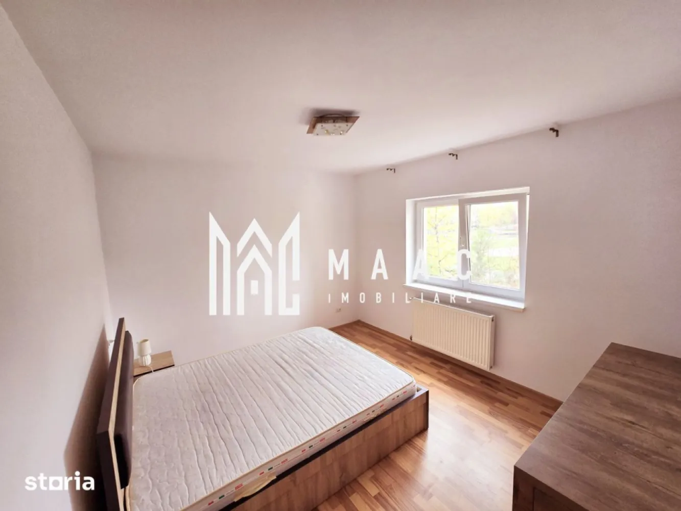 Apartament 2 camere | Loc parcare inclus | Etaj 1 | 61.75 mpu | - MAAC Imobiliare vă propune spre vânzare un apartament elegant și luminos, situat într-una dintre cele mai apreciate zone rezidențiale din Râmnicu Vâlcea, chiar lângă Parcul Zăvoi. Proprietatea oferă echilibrul ideal între confort, intimitate și accesibilitate, fiind amplasată într-o zonă liniștită de case, cu acces rapid către centrul orașului și principalele puncte de interes. Apartamentul este alegerea potrivită atât pentru locuit, cât și pentru investiție, datorită poziționării excelente și calității construcției.

Locuința este situată la etajul 1 al unui imobil cochet cu regim redus de înălțime, construit după anul 2010 de un dezvoltator italian, cu accent pe calitate, confort și finisaje moderne. Blocul dispune de doar 2 etaje și mansardă, oferind un plus de liniște și vecinătate selectă.

Apartamentul are o suprafață utilă de 61,75 mp și o suprafață totală de 66,1 mp, fiind compartimentat eficient pentru a oferi spații bine optimizate și funcționale:
-Living luminos și primitor
-Dormitor confortabil
-Bucătărie complet amenajată
-Baie modernă
-2 dressing-uri generoase
-Hol bine organizat

Proprietatea se vinde complet mobilată și utilată, fiind pregătită pentru mutare imediată fără investiții suplimentare. Finisajele moderne, materialele de calitate superioară și atenția la detalii contribuie la crearea unui ambient elegant și confortabil. Apartamentul beneficiază de vedere către noul parc și include loc de parcare în preț.

Avantajele acestei proprietăți:
-Poziționare excelentă lângă Parcul Zăvoi
-Zonă rezidențială liniștită de case
-Aproape de centrul orașului
-Ideal pentru locuit sau investiție
-Bloc mic cu regim redus de înălțime
-Vecinătate selectă
-Aer curat și acces rapid către zone de relaxare
-Loc de parcare inclus în preț
-Vânzare direct de la proprietar
-Preț ușor negociabil

Adresa proprietății este Intrarea Salciei nr. 5, Râmnicu Vâlcea.

Pentru mai multe informații și programarea unei vizionări, vă rugăm să menționați CP3091214 la telefon.