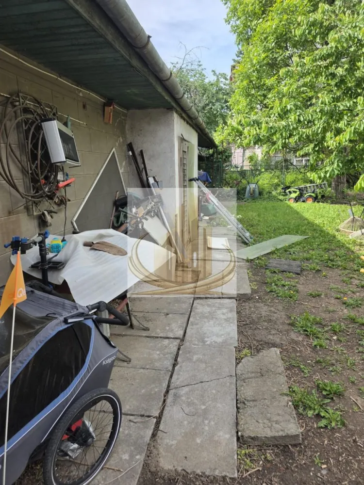 Casa 190mp cu teren 1100mp Lipovei - Grand Mobilis Imobiliare va propune spre vanzare
Proprietate deosebită, ideală atât pentru locuit, cât și pentru investiție, situată într-o zonă foarte bună din Timișoara, aproape de Iulius Mall și centrul comercial Bega (Lidl, Pepco, Sinsay etc.).

Suprafață teren: 1100 mp
Front stradal: 60 m + 3 m
Acces din două fronturi (față și spate)
Posibilitate de parcare pentru minimum 4 mașini, cu potențial de amenajare pentru și mai multe locuri în partea din spate
Casa principală – aprox. 190 mp

Construcție solidă din cărămidă, cu pereți groși de 50 cm, tavane din beton turnat și izolație foarte bună.

Compartimentare:

Demisol
Parter
Mansardă + pod mare și spațios

Parterul este complet locuibil și include:

3 dormitoare
2 băi
bucătărie
terasă

La demisol:

cameră de zi
încă 3 camere

Mansarda este accesibilă prin scară interioară din bucătărie și poate fi renovată pentru a deveni spațiu locuibil suplimentar.

Dotări:

încălzire în pardoseală
construcție foarte solidă și bine izolată
A doua casă – aprox. 100 mp

Are acces separat și necesită renovare, însă oferă multiple posibilități:

locuință pentru familie extinsă
birouri
spațiu pentru închiriere
investiție
Exterior
grădină generoasă
pomi fructiferi
foișor din lemn cu grătar
garaj în partea din spate a proprietății

Proprietatea oferă mult spațiu, intimitate și numeroase posibilități de amenajare sau dezvoltare, într-o zonă foarte bine conectată a orașului.
