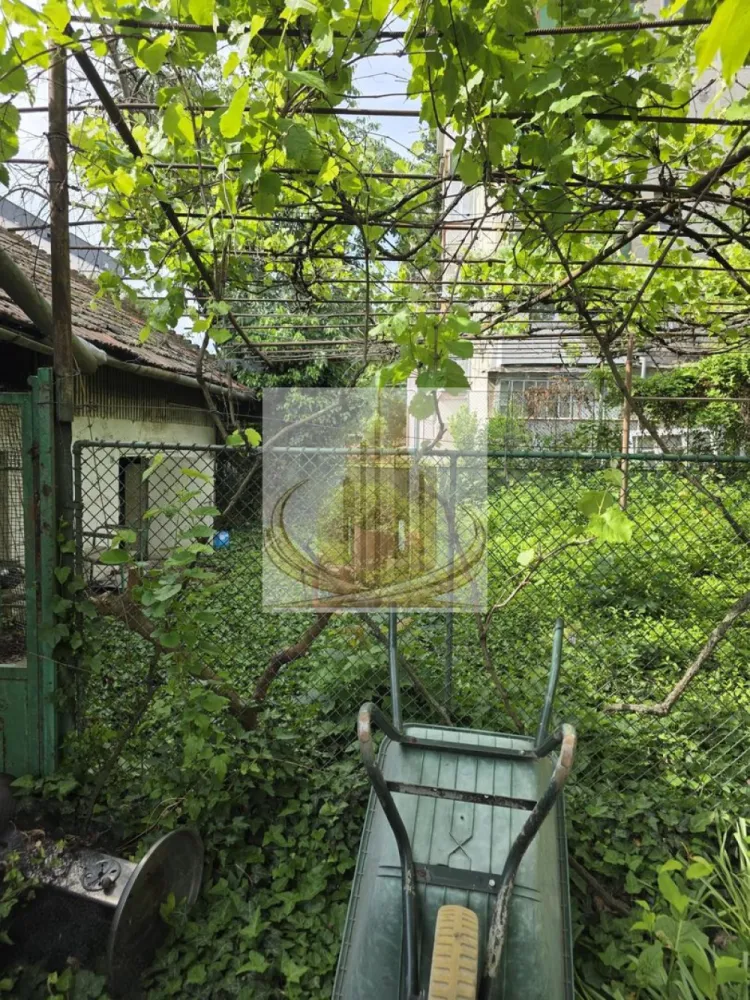 Casa 190mp cu teren 1100mp Lipovei - Grand Mobilis Imobiliare va propune spre vanzare
Proprietate deosebită, ideală atât pentru locuit, cât și pentru investiție, situată într-o zonă foarte bună din Timișoara, aproape de Iulius Mall și centrul comercial Bega (Lidl, Pepco, Sinsay etc.).

Suprafață teren: 1100 mp
Front stradal: 60 m + 3 m
Acces din două fronturi (față și spate)
Posibilitate de parcare pentru minimum 4 mașini, cu potențial de amenajare pentru și mai multe locuri în partea din spate
Casa principală – aprox. 190 mp

Construcție solidă din cărămidă, cu pereți groși de 50 cm, tavane din beton turnat și izolație foarte bună.

Compartimentare:

Demisol
Parter
Mansardă + pod mare și spațios

Parterul este complet locuibil și include:

3 dormitoare
2 băi
bucătărie
terasă

La demisol:

cameră de zi
încă 3 camere

Mansarda este accesibilă prin scară interioară din bucătărie și poate fi renovată pentru a deveni spațiu locuibil suplimentar.

Dotări:

încălzire în pardoseală
construcție foarte solidă și bine izolată
A doua casă – aprox. 100 mp

Are acces separat și necesită renovare, însă oferă multiple posibilități:

locuință pentru familie extinsă
birouri
spațiu pentru închiriere
investiție
Exterior
grădină generoasă
pomi fructiferi
foișor din lemn cu grătar
garaj în partea din spate a proprietății

Proprietatea oferă mult spațiu, intimitate și numeroase posibilități de amenajare sau dezvoltare, într-o zonă foarte bine conectată a orașului.