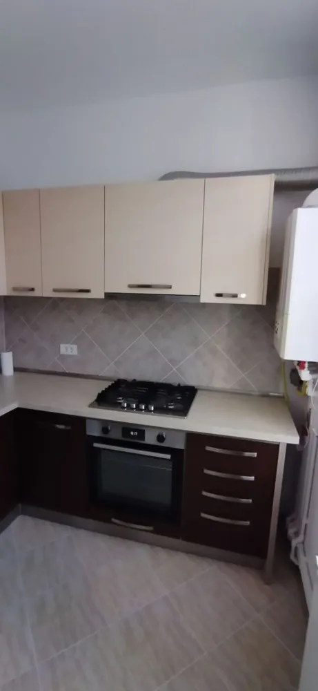 De inchiriat apartament 1 camera, zona centrala - Oferim spre inchiriere apartament decomandat cu 1 camera, suprafata 40 mp, situat la etajul 2, in zona centrala, foarte aproape de Facultate si Parcul Eminescu.
Apartamentul este complet mobilat si utilat, gata pentru mutare imediata.
Se inchiriaza doar pe termen lung.
Pret chirie: 1600 lei/luna
Garantie: 1600 lei
+ Comision agentie
Pentru detalii si vizionari: Marilena 0741.030.291
Mag Invest