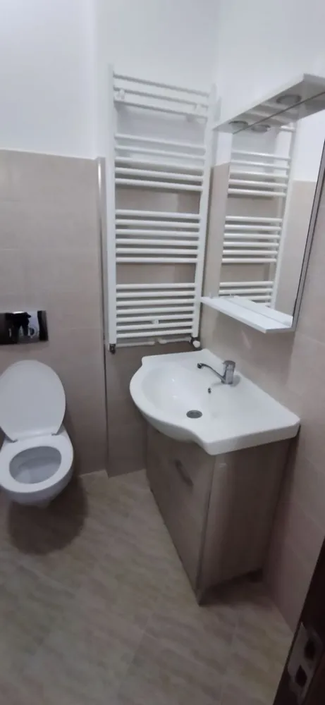 De inchiriat apartament 1 camera, zona centrala - Oferim spre inchiriere apartament decomandat cu 1 camera, suprafata 40 mp, situat la etajul 2, in zona centrala, foarte aproape de Facultate si Parcul Eminescu.
Apartamentul este complet mobilat si utilat, gata pentru mutare imediata.
Se inchiriaza doar pe termen lung.
Pret chirie: 1600 lei/luna
Garantie: 1600 lei
+ Comision agentie
Pentru detalii si vizionari: Marilena 0741.030.291
Mag Invest