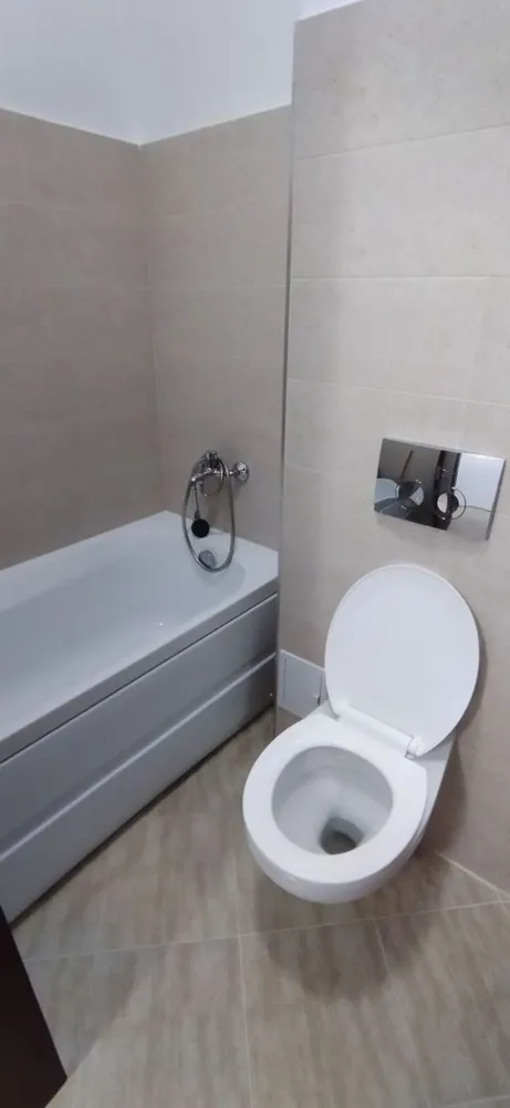 De inchiriat apartament 1 camera, zona centrala - Oferim spre inchiriere apartament decomandat cu 1 camera, suprafata 40 mp, situat la etajul 2, in zona centrala, foarte aproape de Facultate si Parcul Eminescu.
Apartamentul este complet mobilat si utilat, gata pentru mutare imediata.
Se inchiriaza doar pe termen lung.
Pret chirie: 1600 lei/luna
Garantie: 1600 lei
+ Comision agentie
Pentru detalii si vizionari: Marilena 0741.030.291
Mag Invest