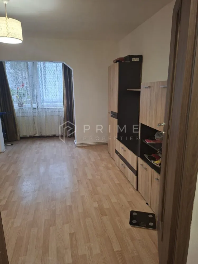 Apartament cu 3 camere | parter | zona Dambu Pietros - Vă prezentăm spre vânzare acest apartament cu 3 camere confort 2, semi-decomandat, cu o suprafață utilă de 55mp.
Apartamentul este situat la parterul unui bloc cu 4 etaje, in cartierul Dâmbu Pietros.
Apartamentul este compus din 3 camere, baie, bucătărie, 2 holuri, cămară, balcon închis.
Dotări: centrală proprie, calorifere, baie cu geam, parchet laminat. 
Locuința este ideala atât pentru familie cât și pentru un spațiu privat.
Apartamentul este situat într-o zonă liniștită cu spațiu verde, având în apropiere magazine, piața, grădinițe și școli.

La Prime Properties, fiecare tranzacție înseamnă mai mult decât o simplă achiziție – este un proces complet, în care colaborăm cu cei mai buni profesioniști: notari, avocați, designeri, arhitecți, evaluatori, specialiști în certificate energetice, consultanți de credite imobiliare.
Astfel, atunci când alegi o proprietate prin noi, primești la pachet și siguranță, transparență și servicii impecabile pe tot parcursul drumului tău către casa ideală.
Ne dedicăm 100% fiecărui client, iar asta se reflectă în rezultate și în încrederea pe care o primim înapoi prin recomandările lor.
Proprietatea aceasta nu se potrivește exact nevoilor tale?
Lasă-ne să îți găsim alternativa potrivită. Agentul nostru îți va oferi soluții avantajoase și adaptate stilului tău de viață.
📞 Contactează-ne astăzi. Până acum nu am dezamăgit niciun client – și nu vom începe cu tine.
Comision 0% pentru cumpărători