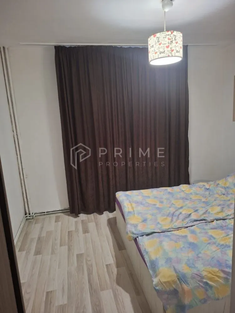 Apartament cu 3 camere | parter | zona Dambu Pietros - Vă prezentăm spre vânzare acest apartament cu 3 camere confort 2, semi-decomandat, cu o suprafață utilă de 55mp.
Apartamentul este situat la parterul unui bloc cu 4 etaje, in cartierul Dâmbu Pietros.
Apartamentul este compus din 3 camere, baie, bucătărie, 2 holuri, cămară, balcon închis.
Dotări: centrală proprie, calorifere, baie cu geam, parchet laminat. 
Locuința este ideala atât pentru familie cât și pentru un spațiu privat.
Apartamentul este situat într-o zonă liniștită cu spațiu verde, având în apropiere magazine, piața, grădinițe și școli.

La Prime Properties, fiecare tranzacție înseamnă mai mult decât o simplă achiziție – este un proces complet, în care colaborăm cu cei mai buni profesioniști: notari, avocați, designeri, arhitecți, evaluatori, specialiști în certificate energetice, consultanți de credite imobiliare.
Astfel, atunci când alegi o proprietate prin noi, primești la pachet și siguranță, transparență și servicii impecabile pe tot parcursul drumului tău către casa ideală.
Ne dedicăm 100% fiecărui client, iar asta se reflectă în rezultate și în încrederea pe care o primim înapoi prin recomandările lor.
Proprietatea aceasta nu se potrivește exact nevoilor tale?
Lasă-ne să îți găsim alternativa potrivită. Agentul nostru îți va oferi soluții avantajoase și adaptate stilului tău de viață.
📞 Contactează-ne astăzi. Până acum nu am dezamăgit niciun client – și nu vom începe cu tine.
Comision 0% pentru cumpărători