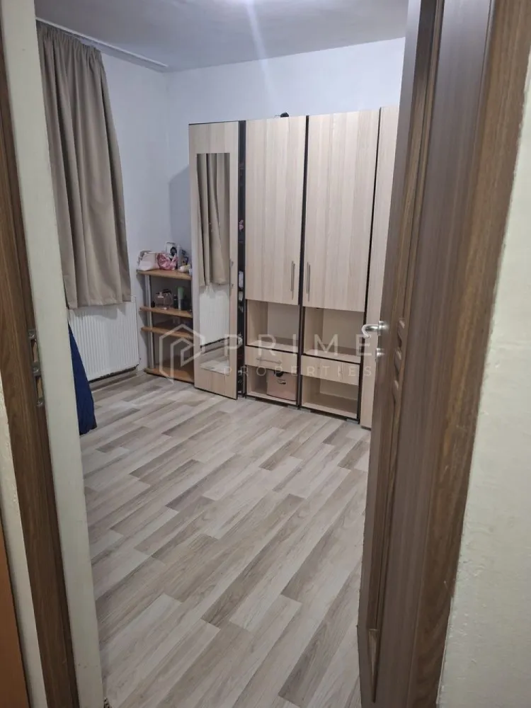 Apartament cu 3 camere | parter | zona Dambu Pietros - Vă prezentăm spre vânzare acest apartament cu 3 camere confort 2, semi-decomandat, cu o suprafață utilă de 55mp.
Apartamentul este situat la parterul unui bloc cu 4 etaje, in cartierul Dâmbu Pietros.
Apartamentul este compus din 3 camere, baie, bucătărie, 2 holuri, cămară, balcon închis.
Dotări: centrală proprie, calorifere, baie cu geam, parchet laminat. 
Locuința este ideala atât pentru familie cât și pentru un spațiu privat.
Apartamentul este situat într-o zonă liniștită cu spațiu verde, având în apropiere magazine, piața, grădinițe și școli.

La Prime Properties, fiecare tranzacție înseamnă mai mult decât o simplă achiziție – este un proces complet, în care colaborăm cu cei mai buni profesioniști: notari, avocați, designeri, arhitecți, evaluatori, specialiști în certificate energetice, consultanți de credite imobiliare.
Astfel, atunci când alegi o proprietate prin noi, primești la pachet și siguranță, transparență și servicii impecabile pe tot parcursul drumului tău către casa ideală.
Ne dedicăm 100% fiecărui client, iar asta se reflectă în rezultate și în încrederea pe care o primim înapoi prin recomandările lor.
Proprietatea aceasta nu se potrivește exact nevoilor tale?
Lasă-ne să îți găsim alternativa potrivită. Agentul nostru îți va oferi soluții avantajoase și adaptate stilului tău de viață.
📞 Contactează-ne astăzi. Până acum nu am dezamăgit niciun client – și nu vom începe cu tine.
Comision 0% pentru cumpărători