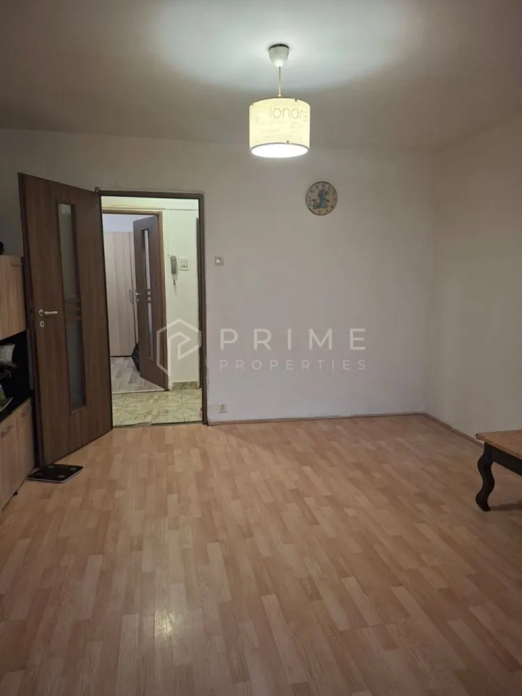 Apartament cu 3 camere | parter | zona Dambu Pietros - Vă prezentăm spre vânzare acest apartament cu 3 camere confort 2, semi-decomandat, cu o suprafață utilă de 55mp.
Apartamentul este situat la parterul unui bloc cu 4 etaje, in cartierul Dâmbu Pietros.
Apartamentul este compus din 3 camere, baie, bucătărie, 2 holuri, cămară, balcon închis.
Dotări: centrală proprie, calorifere, baie cu geam, parchet laminat. 
Locuința este ideala atât pentru familie cât și pentru un spațiu privat.
Apartamentul este situat într-o zonă liniștită cu spațiu verde, având în apropiere magazine, piața, grădinițe și școli.

La Prime Properties, fiecare tranzacție înseamnă mai mult decât o simplă achiziție – este un proces complet, în care colaborăm cu cei mai buni profesioniști: notari, avocați, designeri, arhitecți, evaluatori, specialiști în certificate energetice, consultanți de credite imobiliare.
Astfel, atunci când alegi o proprietate prin noi, primești la pachet și siguranță, transparență și servicii impecabile pe tot parcursul drumului tău către casa ideală.
Ne dedicăm 100% fiecărui client, iar asta se reflectă în rezultate și în încrederea pe care o primim înapoi prin recomandările lor.
Proprietatea aceasta nu se potrivește exact nevoilor tale?
Lasă-ne să îți găsim alternativa potrivită. Agentul nostru îți va oferi soluții avantajoase și adaptate stilului tău de viață.
📞 Contactează-ne astăzi. Până acum nu am dezamăgit niciun client – și nu vom începe cu tine.
Comision 0% pentru cumpărători
