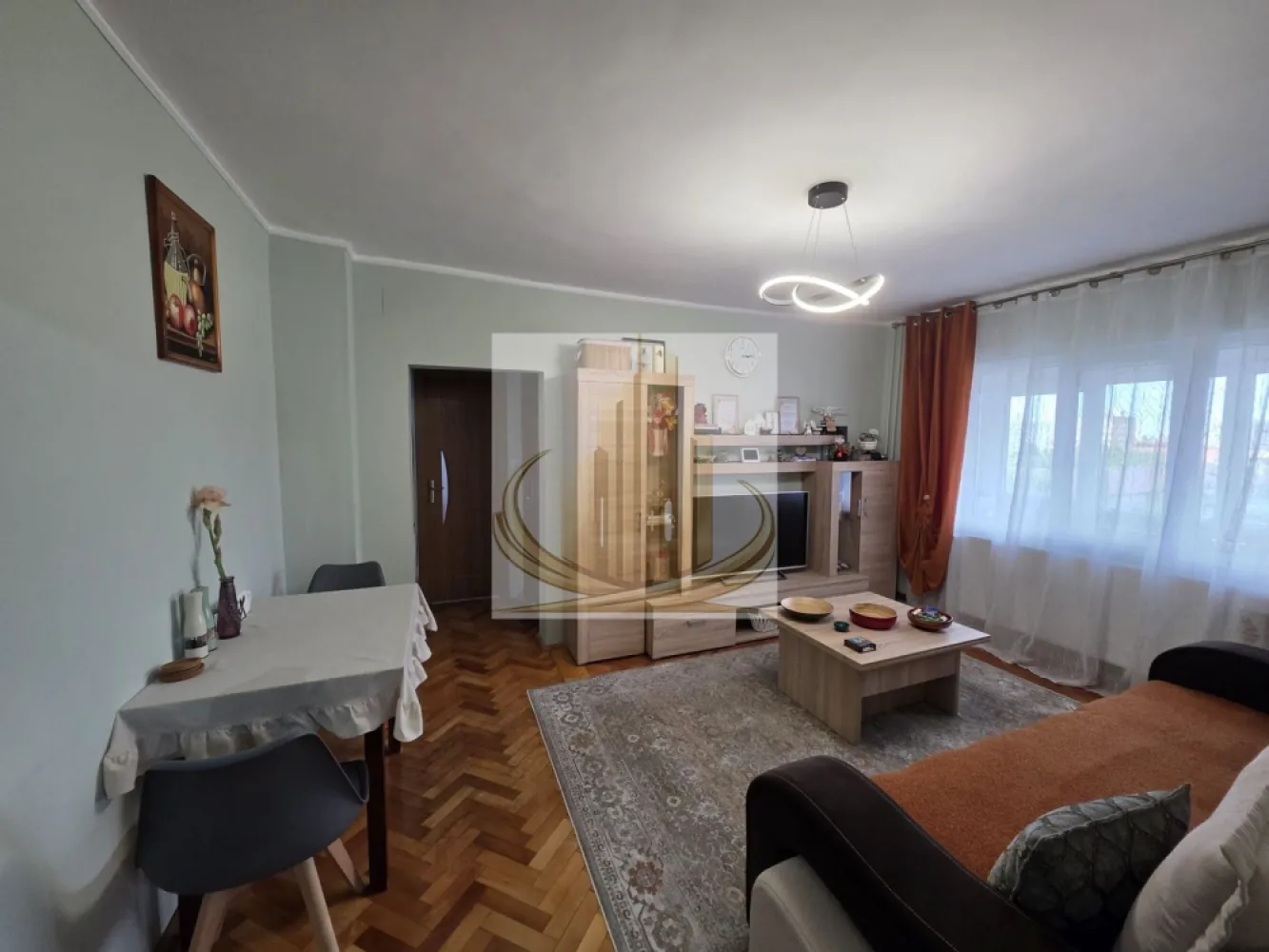 Apartament 3 camere de vânzare – Gheorghe Lazăr - Va propunem spre vanzare
Apartament complet renovat în 2025, situat în zona Gheorghe Lazăr, cu acces facil către toate punctele de interes: mijloace de transport, supermarketuri, școli, Iulius Town și centru.

Suprafață utilă: 61 mp
Compartimentare eficientă – 3 camere luminoase
Etaj 7 din 10, cu vedere panoramică deosebită asupra orașului
Balcon închis
Mobilat lux și utilat complet, totul nou și pregătit pentru mutare imediată

Apartamentul beneficiază de finisaje moderne, mobilier premium și electrocasnice de calitate, fiind ideal atât pentru locuit, cât și pentru investiție.

Pentru mai multe detalii sau programarea unei vizionări, mă puteți contacta în privat.

ID intern: CP3091427