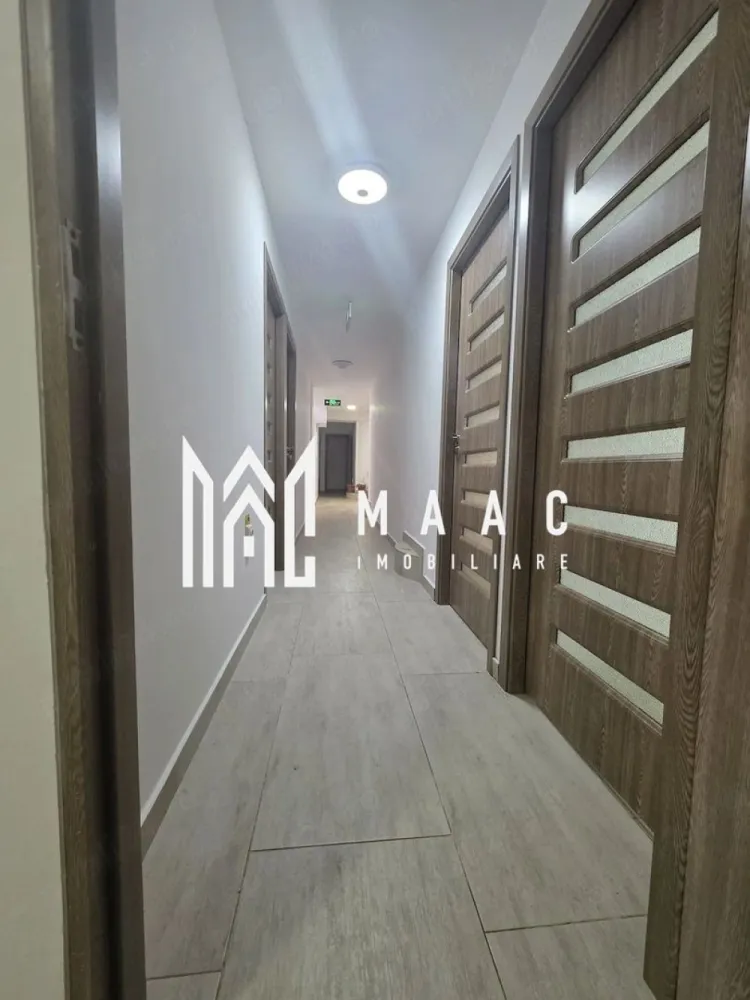 Spatiu 210 mp | Apartament 3 camere | Teren 164 mp | - MAAC Imobiliare vă propune spre vânzare o proprietate rară și versatilă, amplasată într-una dintre cele mai apreciate și liniștite zone de vile din Râmnicu Vâlcea – zona Aurelian Sacerdoteanu. Proprietatea beneficiază de acces rapid din Strada Aurelian Sacerdoteanu către strada privată Dumitru Miulescu, oferind intimitate, siguranță și un cadru exclusivist.
Situată la demisolul unei clădiri elegante tip vilă, cu regim redus de înălțime și doar 10 apartamente, proprietatea însumează 210 mp utili și este compusă din două unități alăturate, ideale atât pentru activități comerciale, cât și pentru locuire sau investiție.
Caracteristici principale:
Suprafață utilă totală: 210 mp
Teren privat exclusiv: 164 mp
2 locuri de parcare private
1 loc de parcare suplimentar pe strada Dumitru Miulescu
Acces securizat prin porți automatizate și videointerfon
Zonă exclusivistă și foarte liniștită
Ideală pentru business, investiție sau locuință premium
Compartimentare – Spațiu principal 150 mp:
8 camere
Dressing
Bucătărie mobilată și utilată
2 băi moderne
Spații generoase și eficient compartimentate
Compartimentare – Apartament 60 mp:
3 camere
Baie
Hol
Posibilitate de utilizare independentă sau extindere a spațiului principal
Dotări și beneficii:
Bucătărie complet mobilată și utilată
Acces securizat cu videointerfon
Porți automatizate cu telecomandă
Spațiu perfect uscat, fără igrasie
Temperatură constantă pe tot parcursul anului
Costuri reduse de întreținere și eficiență termică ridicată
Acte la zi
Avantaje majore:
Teren privat perimetral de 164 mp ce oferă control și intimitate
Posibilitate de utilizare mixtă – business și locuire
Locație premium într-o zonă de vile
Randament excelent pentru investiție
Acces rapid către principalele puncte de interes ale orașului
Parcare generoasă pentru proprietari și vizitatori
Ideal pentru:
Sediu firmă
Birouri IT, arhitectură sau contabilitate
Clinică privată sau cabinete medicale/stomatologice
After-school sau grădiniță privată
Studio video / podcast
Ateliere creative
Depozitare materiale sensibile la temperatură
Locuință spațioasă cu zonă de lucru integrată
Preț: 175.000 Euro usor negociabil
Proprietatea se vinde ca pachet complet:
210 mp utili
164 mp teren exclusiv
2 locuri de parcare private
1 loc de parcare pe strada Dumitru Miulescu
Pentru mai multe informații și programarea unei vizionări, echipa MAAC Imobiliare vă stă la dispoziție.ID 3089576