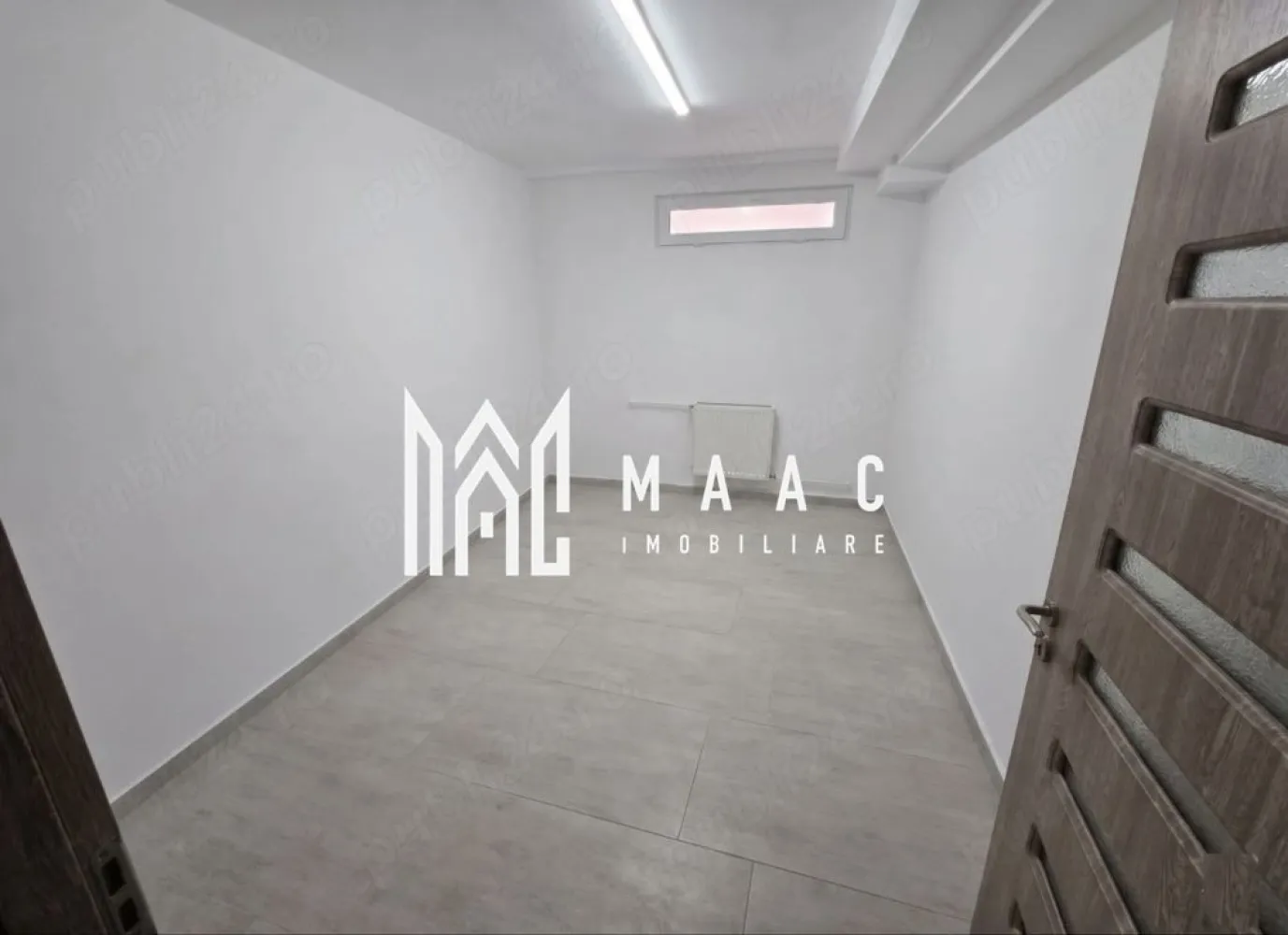 Spatiu 210 mp | Apartament 3 camere | Teren 164 mp | - MAAC Imobiliare vă propune spre vânzare o proprietate rară și versatilă, amplasată într-una dintre cele mai apreciate și liniștite zone de vile din Râmnicu Vâlcea – zona Aurelian Sacerdoteanu. Proprietatea beneficiază de acces rapid din Strada Aurelian Sacerdoteanu către strada privată Dumitru Miulescu, oferind intimitate, siguranță și un cadru exclusivist.
Situată la demisolul unei clădiri elegante tip vilă, cu regim redus de înălțime și doar 10 apartamente, proprietatea însumează 210 mp utili și este compusă din două unități alăturate, ideale atât pentru activități comerciale, cât și pentru locuire sau investiție.
Caracteristici principale:
Suprafață utilă totală: 210 mp
Teren privat exclusiv: 164 mp
2 locuri de parcare private
1 loc de parcare suplimentar pe strada Dumitru Miulescu
Acces securizat prin porți automatizate și videointerfon
Zonă exclusivistă și foarte liniștită
Ideală pentru business, investiție sau locuință premium
Compartimentare – Spațiu principal 150 mp:
8 camere
Dressing
Bucătărie mobilată și utilată
2 băi moderne
Spații generoase și eficient compartimentate
Compartimentare – Apartament 60 mp:
3 camere
Baie
Hol
Posibilitate de utilizare independentă sau extindere a spațiului principal
Dotări și beneficii:
Bucătărie complet mobilată și utilată
Acces securizat cu videointerfon
Porți automatizate cu telecomandă
Spațiu perfect uscat, fără igrasie
Temperatură constantă pe tot parcursul anului
Costuri reduse de întreținere și eficiență termică ridicată
Acte la zi
Avantaje majore:
Teren privat perimetral de 164 mp ce oferă control și intimitate
Posibilitate de utilizare mixtă – business și locuire
Locație premium într-o zonă de vile
Randament excelent pentru investiție
Acces rapid către principalele puncte de interes ale orașului
Parcare generoasă pentru proprietari și vizitatori
Ideal pentru:
Sediu firmă
Birouri IT, arhitectură sau contabilitate
Clinică privată sau cabinete medicale/stomatologice
After-school sau grădiniță privată
Studio video / podcast
Ateliere creative
Depozitare materiale sensibile la temperatură
Locuință spațioasă cu zonă de lucru integrată
Preț: 175.000 Euro usor negociabil
Proprietatea se vinde ca pachet complet:
210 mp utili
164 mp teren exclusiv
2 locuri de parcare private
1 loc de parcare pe strada Dumitru Miulescu
Pentru mai multe informații și programarea unei vizionări, echipa MAAC Imobiliare vă stă la dispoziție.ID 3089576
