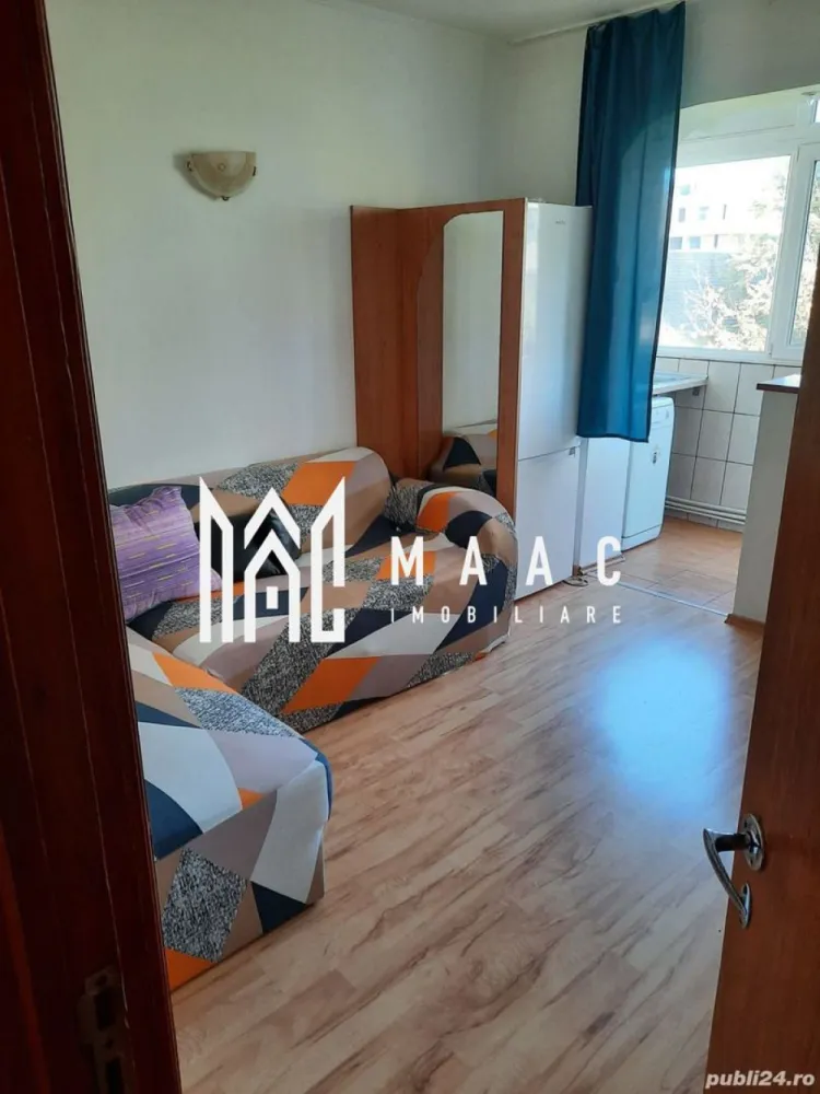 Garsoniera Zavoi | Etaj 2 |35 mp - MAAC Imobiliare vă propune spre vânzare o garsonieră decomandată, situată pe Splaiul Independenței, chiar lângă Parcul Zăvoi, una dintre cele mai apreciate și căutate zone din Râmnicu Vâlcea. Proprietatea este amplasată la etajul 2 și reprezintă o alegere excelentă atât pentru locuit, cât și pentru investiție, datorită poziționării foarte bune și accesului rapid către zonele de interes ale orașului.
Garsoniera se vinde complet mobilată și utilată, fiind pregătită pentru mutare imediată.
Caracteristici:
Garsonieră decomandată
Suprafață utilă de 37 mp
Etaj 2
Situată pe Splaiul Independenței
Poziționare excelentă, lângă Parcul Zăvoi
Ideală pentru locuit sau investiție
Disponibilă imediat
Compartimentare:
Cameră spațioasă și luminoasă
Bucătărie separată
Baie
Hol 
Compartimentare practică și eficientă
Dotări:
Complet mobilată
Complet utilată
Centrală termică proprie
Spații bine optimizate
Finisaje îngrijite
Avantaje:Zonă foarte apreciată și liniștită
Acces rapid către parc, magazine și mijloace de transport
Etaj intermediar
Ideală pentru închiriere sau locuință personală
Mutare fără investiții suplimentare
Pentru mai multe informații și programarea unei vizionări, echipa MAAC Imobiliare vă stă la dispoziție.ID 3089412