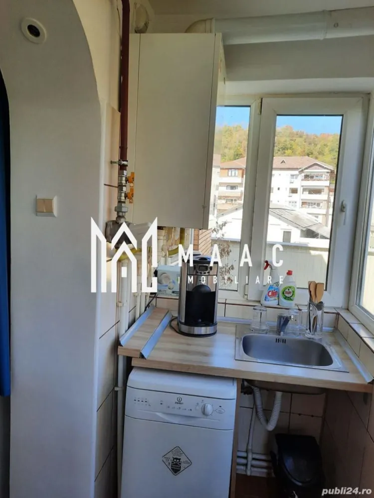 Garsoniera Zavoi | Etaj 2 |35 mp - MAAC Imobiliare vă propune spre vânzare o garsonieră decomandată, situată pe Splaiul Independenței, chiar lângă Parcul Zăvoi, una dintre cele mai apreciate și căutate zone din Râmnicu Vâlcea. Proprietatea este amplasată la etajul 2 și reprezintă o alegere excelentă atât pentru locuit, cât și pentru investiție, datorită poziționării foarte bune și accesului rapid către zonele de interes ale orașului.
Garsoniera se vinde complet mobilată și utilată, fiind pregătită pentru mutare imediată.
Caracteristici:
Garsonieră decomandată
Suprafață utilă de 37 mp
Etaj 2
Situată pe Splaiul Independenței
Poziționare excelentă, lângă Parcul Zăvoi
Ideală pentru locuit sau investiție
Disponibilă imediat
Compartimentare:
Cameră spațioasă și luminoasă
Bucătărie separată
Baie
Hol 
Compartimentare practică și eficientă
Dotări:
Complet mobilată
Complet utilată
Centrală termică proprie
Spații bine optimizate
Finisaje îngrijite
Avantaje:Zonă foarte apreciată și liniștită
Acces rapid către parc, magazine și mijloace de transport
Etaj intermediar
Ideală pentru închiriere sau locuință personală
Mutare fără investiții suplimentare
Pentru mai multe informații și programarea unei vizionări, echipa MAAC Imobiliare vă stă la dispoziție.ID 3089412