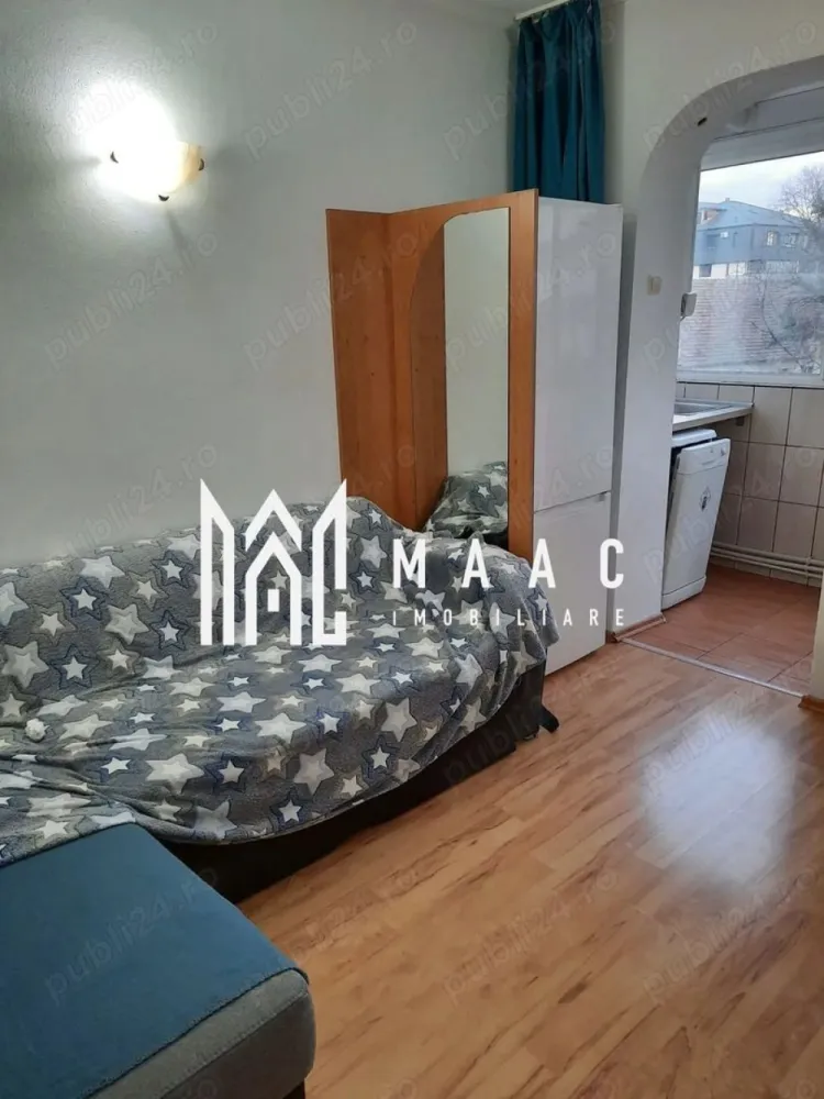 Garsoniera Zavoi | Etaj 2 |35 mp - MAAC Imobiliare vă propune spre vânzare o garsonieră decomandată, situată pe Splaiul Independenței, chiar lângă Parcul Zăvoi, una dintre cele mai apreciate și căutate zone din Râmnicu Vâlcea. Proprietatea este amplasată la etajul 2 și reprezintă o alegere excelentă atât pentru locuit, cât și pentru investiție, datorită poziționării foarte bune și accesului rapid către zonele de interes ale orașului.
Garsoniera se vinde complet mobilată și utilată, fiind pregătită pentru mutare imediată.
Caracteristici:
Garsonieră decomandată
Suprafață utilă de 37 mp
Etaj 2
Situată pe Splaiul Independenței
Poziționare excelentă, lângă Parcul Zăvoi
Ideală pentru locuit sau investiție
Disponibilă imediat
Compartimentare:
Cameră spațioasă și luminoasă
Bucătărie separată
Baie
Hol 
Compartimentare practică și eficientă
Dotări:
Complet mobilată
Complet utilată
Centrală termică proprie
Spații bine optimizate
Finisaje îngrijite
Avantaje:Zonă foarte apreciată și liniștită
Acces rapid către parc, magazine și mijloace de transport
Etaj intermediar
Ideală pentru închiriere sau locuință personală
Mutare fără investiții suplimentare
Pentru mai multe informații și programarea unei vizionări, echipa MAAC Imobiliare vă stă la dispoziție.ID 3089412