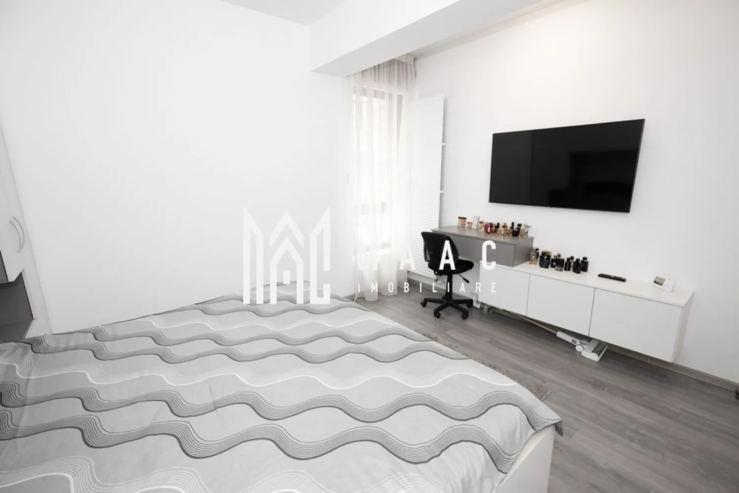 Apartament 2 camere| Mobilat si utilat| Dem Radulescu - MAAC Imobiliare vă propune spre vânzare un apartament modern cu 2 camere, decomandat, situat la etajul 5 din 7, într-un imobil nou cu lift, dat în folosință în anul 2023, vis-a-vis de restaurantul Trattoria, pe strada Patriarh Iustinian Marina.

Apartamentul are o suprafață de 49 mp și se vinde complet mobilat și utilat, fiind pregătit pentru mutare imediată, fără investiții suplimentare.

 Centrală termică proprie
 Mobilier modern și finisaje de bun gust
 Electrocasnice premium:

mașină de spălat vase
mașină de spălat cu uscător
frigider side by side
televizoare Smart Samsung

Compartimentarea este practică și eficientă, apartamentul fiind decomandat și beneficiind de un balcon cochet.

Zona oferă acces facil către mijloace de transport, magazine, restaurante, farmacii și alte puncte de interes.
 Pentru mai multe detalii sau pentru programarea unei vizionări, MAAC Imobiliare vă stă cu drag la dispoziție.
CP3089589