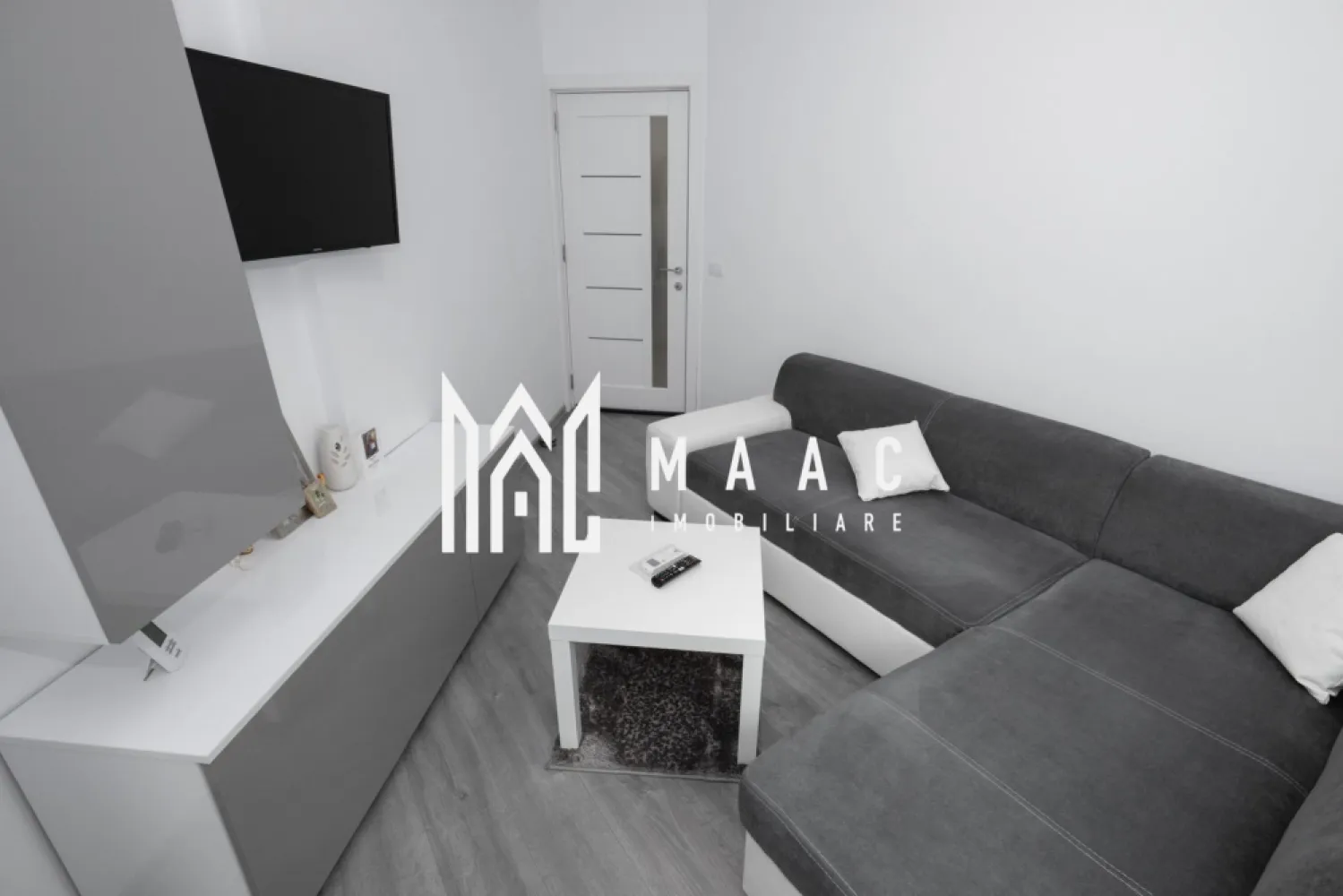 Apartament 2 camere| Mobilat si utilat| Dem Radulescu - MAAC Imobiliare vă propune spre vânzare un apartament modern cu 2 camere, decomandat, situat la etajul 5 din 7, într-un imobil nou cu lift, dat în folosință în anul 2023, vis-a-vis de restaurantul Trattoria, pe strada Patriarh Iustinian Marina.

Apartamentul are o suprafață de 49 mp și se vinde complet mobilat și utilat, fiind pregătit pentru mutare imediată, fără investiții suplimentare.

 Centrală termică proprie
 Mobilier modern și finisaje de bun gust
 Electrocasnice premium:

mașină de spălat vase
mașină de spălat cu uscător
frigider side by side
televizoare Smart Samsung

Compartimentarea este practică și eficientă, apartamentul fiind decomandat și beneficiind de un balcon cochet.

Zona oferă acces facil către mijloace de transport, magazine, restaurante, farmacii și alte puncte de interes.
 Pentru mai multe detalii sau pentru programarea unei vizionări, MAAC Imobiliare vă stă cu drag la dispoziție.
CP3089589