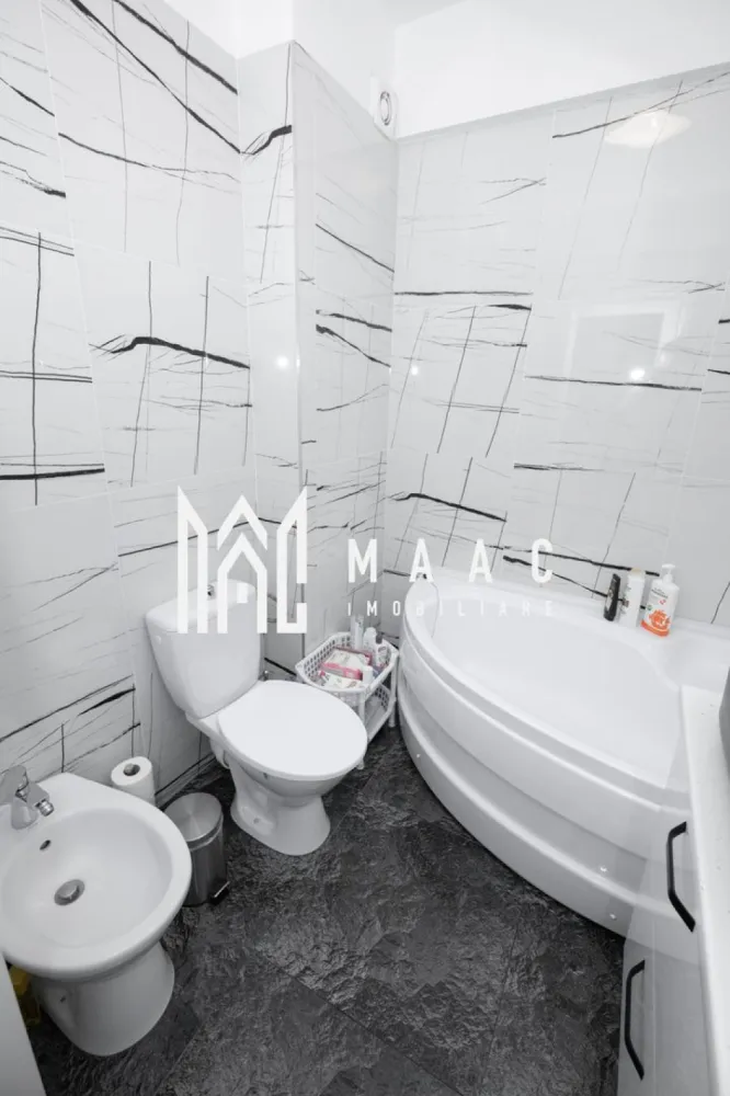 Apartament 2 camere| Mobilat si utilat| Dem Radulescu - MAAC Imobiliare vă propune spre vânzare un apartament modern cu 2 camere, decomandat, situat la etajul 5 din 7, într-un imobil nou cu lift, dat în folosință în anul 2023, vis-a-vis de restaurantul Trattoria, pe strada Patriarh Iustinian Marina.

Apartamentul are o suprafață de 49 mp și se vinde complet mobilat și utilat, fiind pregătit pentru mutare imediată, fără investiții suplimentare.

 Centrală termică proprie
 Mobilier modern și finisaje de bun gust
 Electrocasnice premium:

mașină de spălat vase
mașină de spălat cu uscător
frigider side by side
televizoare Smart Samsung

Compartimentarea este practică și eficientă, apartamentul fiind decomandat și beneficiind de un balcon cochet.

Zona oferă acces facil către mijloace de transport, magazine, restaurante, farmacii și alte puncte de interes.
 Pentru mai multe detalii sau pentru programarea unei vizionări, MAAC Imobiliare vă stă cu drag la dispoziție.
CP3089589