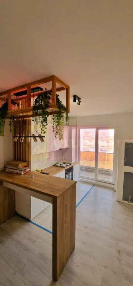 Apartament nou "zero km" 2 camere LUX Delta Vacaresti, cu loc parcare - PRET REDUS - OPORTUNITATE IMOBILIARA!

Vă propunem spre vanzare un apartament de 2 camere, semidecomandat 52mp situat într-o zonă deosebit de atractivă, cu vedere/ la cativa pasi de DELTA VACARESTI-Vitan Barzesti.

Apartamentul este din 2018 - nou - nu a locuit nimeni, etaj 3/6 Centrala termica de apartament. Tamplarie PVC 5 camere cu geam termopan LOW e 4 seasons. 
Este in totalitate nou si modern mobilat:
- bucatarie open space completa utilata, plita pe gaz, hota, frigider
- dormitor mobilat pat si saltea avand spatar tapitat pe perete, dulap pentru haine
- hol mobilat cu dulap pentru haine & incaltaminte si cuier
- sufragerie cu canapea pentru 3 persoane MOBEXPERT
Blocul are lift de 4 persoane.

Detine loc de parcare inclus in pret.

Avantajele zonei:
Acces excelent la transportul public, asigurând legături rapide cu toate zonele importante din București
DELTA VACARESTI: vă puteți bucura de activități recreative în aer liber, de alergare și zone de relaxare
Infrastructură educațională și medicală excelentă: scoli, grădinițe, și clinici medicale în apropiere, oferindu-vă liniștea necesară pentru familia dumneavoastră
În vecinătate se află supermarketuri, restaurante, cafenele și centre de fitness, oferindu-vă toate facilitățile la îndemână.
Cartier sigur și bine întreținut, ideal pentru familii, cu acces rapid la centrele de interes urban, dar și liniște și siguranță.
Acest apartament este o oportunitate excelentă pentru cei care doresc un stil de viață activ, dar și liniștit, în mijlocul unui cartier verde și bine conectat.
Proprietatea este disponibila imediat.
Comision agentie 3 (trei)% + tva din pretul de vanzare.
Pentru mai multe detalii sau pentru a programa o vizionare, nu ezitați să ne contactați – Cristi/ Apulum 94/ Tel. Mobil: (004) 0733683462 !