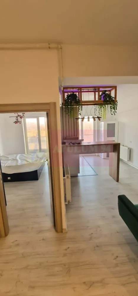 Apartament nou "zero km" 2 camere LUX Delta Vacaresti, cu loc parcare - PRET REDUS - OPORTUNITATE IMOBILIARA!

Vă propunem spre vanzare un apartament de 2 camere, semidecomandat 52mp situat într-o zonă deosebit de atractivă, cu vedere/ la cativa pasi de DELTA VACARESTI-Vitan Barzesti.

Apartamentul este din 2018 - nou - nu a locuit nimeni, etaj 3/6 Centrala termica de apartament. Tamplarie PVC 5 camere cu geam termopan LOW e 4 seasons. 
Este in totalitate nou si modern mobilat:
- bucatarie open space completa utilata, plita pe gaz, hota, frigider
- dormitor mobilat pat si saltea avand spatar tapitat pe perete, dulap pentru haine
- hol mobilat cu dulap pentru haine & incaltaminte si cuier
- sufragerie cu canapea pentru 3 persoane MOBEXPERT
Blocul are lift de 4 persoane.

Detine loc de parcare inclus in pret.

Avantajele zonei:
Acces excelent la transportul public, asigurând legături rapide cu toate zonele importante din București
DELTA VACARESTI: vă puteți bucura de activități recreative în aer liber, de alergare și zone de relaxare
Infrastructură educațională și medicală excelentă: scoli, grădinițe, și clinici medicale în apropiere, oferindu-vă liniștea necesară pentru familia dumneavoastră
În vecinătate se află supermarketuri, restaurante, cafenele și centre de fitness, oferindu-vă toate facilitățile la îndemână.
Cartier sigur și bine întreținut, ideal pentru familii, cu acces rapid la centrele de interes urban, dar și liniște și siguranță.
Acest apartament este o oportunitate excelentă pentru cei care doresc un stil de viață activ, dar și liniștit, în mijlocul unui cartier verde și bine conectat.
Proprietatea este disponibila imediat.
Comision agentie 3 (trei)% + tva din pretul de vanzare.
Pentru mai multe detalii sau pentru a programa o vizionare, nu ezitați să ne contactați – Cristi/ Apulum 94/ Tel. Mobil: (004) 0733683462 !