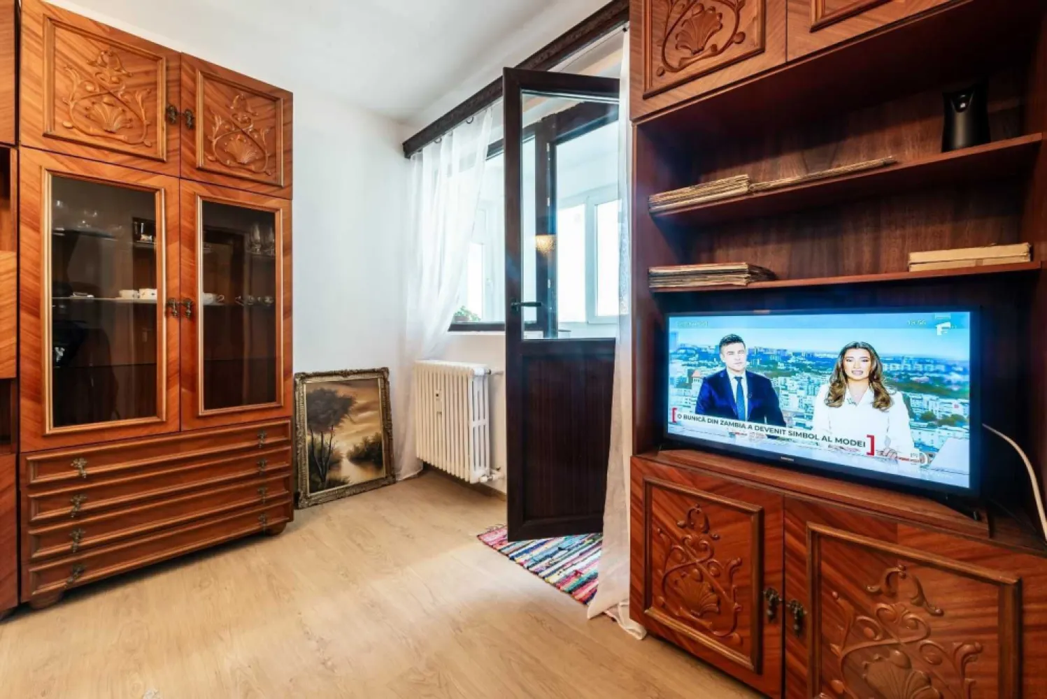 Inchiriez ap 2 camere, semi-decom, renovat, sector 6, 400 Euro/luna - Buna ziua,

Locuiesc din anii ‘70 in Drumul Taberei si de curand am dobandit un apartament de 2 camere semi-decomandat, la etajul 9/10 , cu 48 m2 suprafata utila, intr-o zona foarte buna, intre piata Moghioros si Plaza Romania, cu acces la Metrou, tramvaie 41 si 25, autobuze,, parc și scoli, grădiniță, liceu. Blocul a fost reabilitat termic in aceasta vara, are lumina naturala pe casa scarii, 2 lifturi noi , modernizate, ghena exterioara cu balcon pe fiecare etaj si exista si zona de parcare. Apartamentul a fost renovat /igienizat si mobilat minimalist avand dotari utile ca AC, aragaz, frigider, TV smart, aspirator, masina de spalat. Contract ANAF.