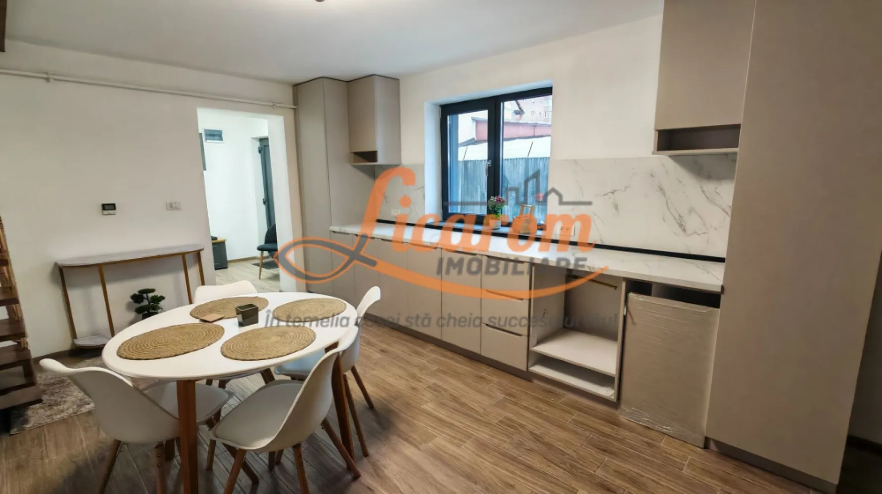 Casa P+E zona Astra-Racadau,4 camere,curte comuna.Comision 0 - Licarom Imobiliare propune spre vanzare o casa dispusa pe Parter si etaj situata la limita dintre cartierul Astra si Racadau,langa ansamblul residential Alpha Ville.
Imobilul a fost complet consolidat,reconfigurat,termoizolat si reamenajat in anul 2025 si este dispus pe Parter si etaj,avand urmatoarea compozitie:
La Parter avem hol de acces,baie,living comun cu bucataria si un dormitor;
La Etaj sunt 2 dormitoare fiecare cu balcon,hol si baie (ambele bai avand aerisire naturala).
Holul,bucataria si livingul sunt mobilate,restul casei oferind posibilitatea noului locatar de a-si pune amprenta personala in desingul interior.
Casa este racordata la toate utilitatile : curent,apa,canal si gaz.Incalzirea se face cu centrala termica pe gaz ,la parter fiind prin pardoseala,iar la etaj prin calorifere.
Imobilul este situat intr-o curte comuna cu alti 3 proprietari in acte,detinand 1/3 din suprafata totala a terenului care este 1400 mp.; Gradina din spate este ideala pentru amenajarea unui foisor pentru relaxare si loc de barbeque.
 
Zona in care se afla imobilul,este foarte buna,oferind toate facilitatile necesare traiului urban : Gradinite,scoli,supermarket-uri,acces usor in toate celelalte cartiere ale orasului, totodata proprietatea ofera si intimitate si liniste datorita gradinii interioare care este greu de gasit in aceasta zona a orasului.

Imobilul este LIBER pt VANZARE SI MUTARE IMEDIATA.

Pretul este 209000 euro.

Pentru mai multe informatii si vizionari,nu ezitati sa ne contactati la telefon 0741059397 Consultant imobiliar Calin si 0723985424 Consultant imobiliar Liliana.