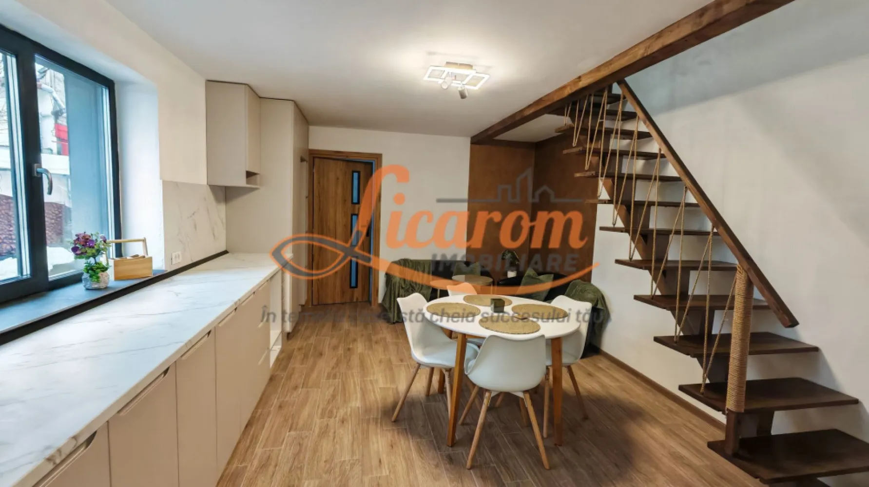 Casa P+E zona Astra-Racadau,4 camere,curte comuna.Comision 0 - Licarom Imobiliare propune spre vanzare o casa dispusa pe Parter si etaj situata la limita dintre cartierul Astra si Racadau,langa ansamblul residential Alpha Ville.
Imobilul a fost complet consolidat,reconfigurat,termoizolat si reamenajat in anul 2025 si este dispus pe Parter si etaj,avand urmatoarea compozitie:
La Parter avem hol de acces,baie,living comun cu bucataria si un dormitor;
La Etaj sunt 2 dormitoare fiecare cu balcon,hol si baie (ambele bai avand aerisire naturala).
Holul,bucataria si livingul sunt mobilate,restul casei oferind posibilitatea noului locatar de a-si pune amprenta personala in desingul interior.
Casa este racordata la toate utilitatile : curent,apa,canal si gaz.Incalzirea se face cu centrala termica pe gaz ,la parter fiind prin pardoseala,iar la etaj prin calorifere.
Imobilul este situat intr-o curte comuna cu alti 3 proprietari in acte,detinand 1/3 din suprafata totala a terenului care este 1400 mp.; Gradina din spate este ideala pentru amenajarea unui foisor pentru relaxare si loc de barbeque.
 
Zona in care se afla imobilul,este foarte buna,oferind toate facilitatile necesare traiului urban : Gradinite,scoli,supermarket-uri,acces usor in toate celelalte cartiere ale orasului, totodata proprietatea ofera si intimitate si liniste datorita gradinii interioare care este greu de gasit in aceasta zona a orasului.

Imobilul este LIBER pt VANZARE SI MUTARE IMEDIATA.

Pretul este 209000 euro.

Pentru mai multe informatii si vizionari,nu ezitati sa ne contactati la telefon 0741059397 Consultant imobiliar Calin si 0723985424 Consultant imobiliar Liliana.