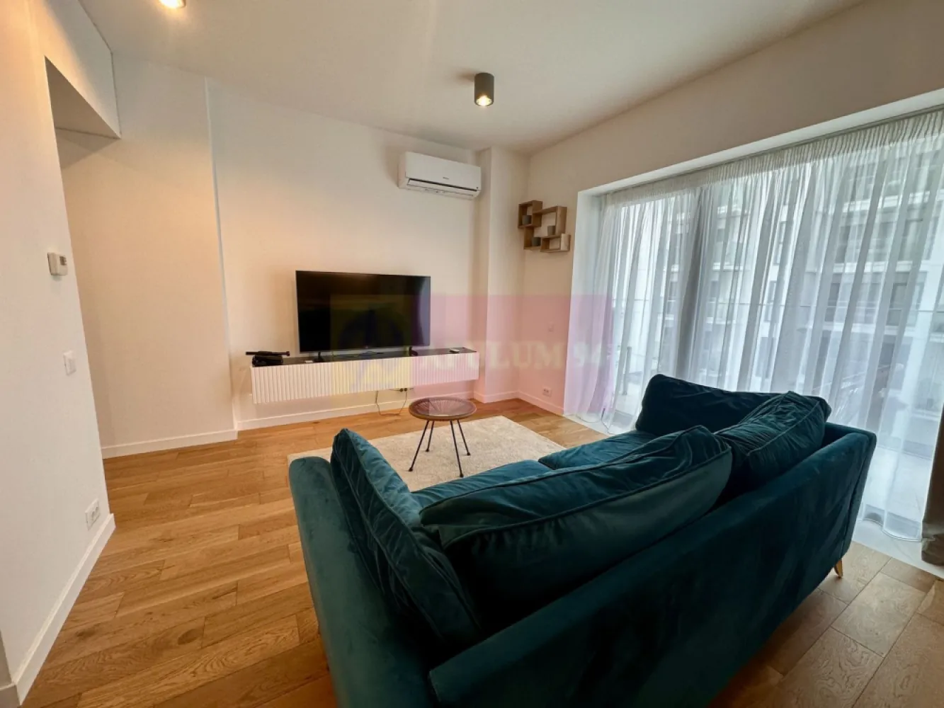 Apartament 2 camere lux -One Cotroceni - Compania imobiliara Apulum94 va propune un apartament de doua camere mobilat si utilat lux in One Cotroceni, etaj 3, totul impecabil, loc de parcare la subsol.Blocul este finalizat in 2024 si situat foarte aproape de statia de metrou de la Razoare, cu diverse magazine in apropiere.
 Pentru mai multe detalii sau o eventuala vizionare a apartamentului va rog sunati la numarul de telefon 0733683454- Dorin Dinu- Apulum94.