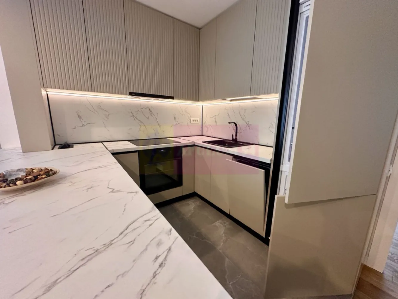 Apartament 2 camere lux -One Cotroceni - Compania imobiliara Apulum94 va propune un apartament de doua camere mobilat si utilat lux in One Cotroceni, etaj 3, totul impecabil, loc de parcare la subsol.Blocul este finalizat in 2024 si situat foarte aproape de statia de metrou de la Razoare, cu diverse magazine in apropiere.
 Pentru mai multe detalii sau o eventuala vizionare a apartamentului va rog sunati la numarul de telefon 0733683454- Dorin Dinu- Apulum94.