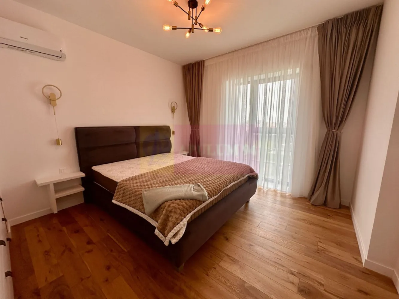 Apartament 2 camere lux -One Cotroceni - Compania imobiliara Apulum94 va propune un apartament de doua camere mobilat si utilat lux in One Cotroceni, etaj 3, totul impecabil, loc de parcare la subsol.Blocul este finalizat in 2024 si situat foarte aproape de statia de metrou de la Razoare, cu diverse magazine in apropiere.
 Pentru mai multe detalii sau o eventuala vizionare a apartamentului va rog sunati la numarul de telefon 0733683454- Dorin Dinu- Apulum94.