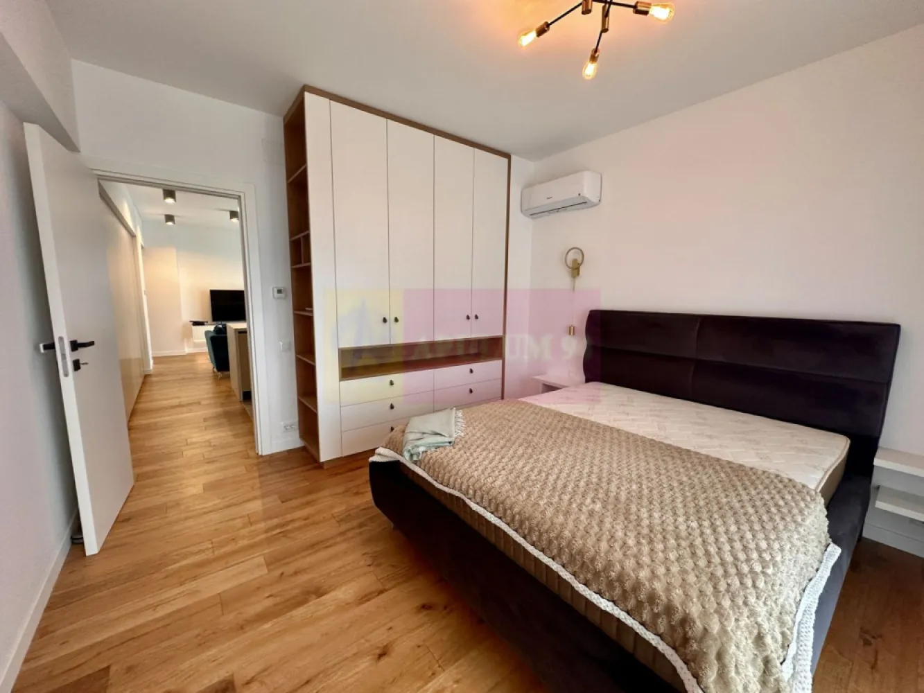 Apartament 2 camere lux -One Cotroceni - Compania imobiliara Apulum94 va propune un apartament de doua camere mobilat si utilat lux in One Cotroceni, etaj 3, totul impecabil, loc de parcare la subsol.Blocul este finalizat in 2024 si situat foarte aproape de statia de metrou de la Razoare, cu diverse magazine in apropiere.
 Pentru mai multe detalii sau o eventuala vizionare a apartamentului va rog sunati la numarul de telefon 0733683454- Dorin Dinu- Apulum94.