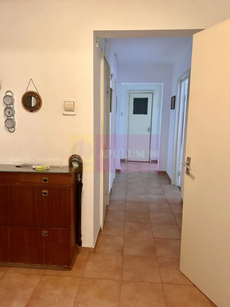3 camere Berceni- Aleea Ciceu - Compani a imobiliara Apulum94 va propune un apartament de 3 camere.confort 1 , decomandat,etaj 1/10, situat in Berceni-Aleea Ciceu.Apartamentul are suprafata utila de 65 mp,suprafata totala de 72 mp si se vinde utilat si mobilat cum este prezentat in pozele din anunt.Blocul este anvelopat, scara este foarte curata.
 Pentru mai multe detalii sau o eventuala vizionare a apartamentului va rog sunati la numarul de telefon 0733683454- Dorin Dinu / Apulum94.Comisionul la cumparareeste 3 % , negociabil.