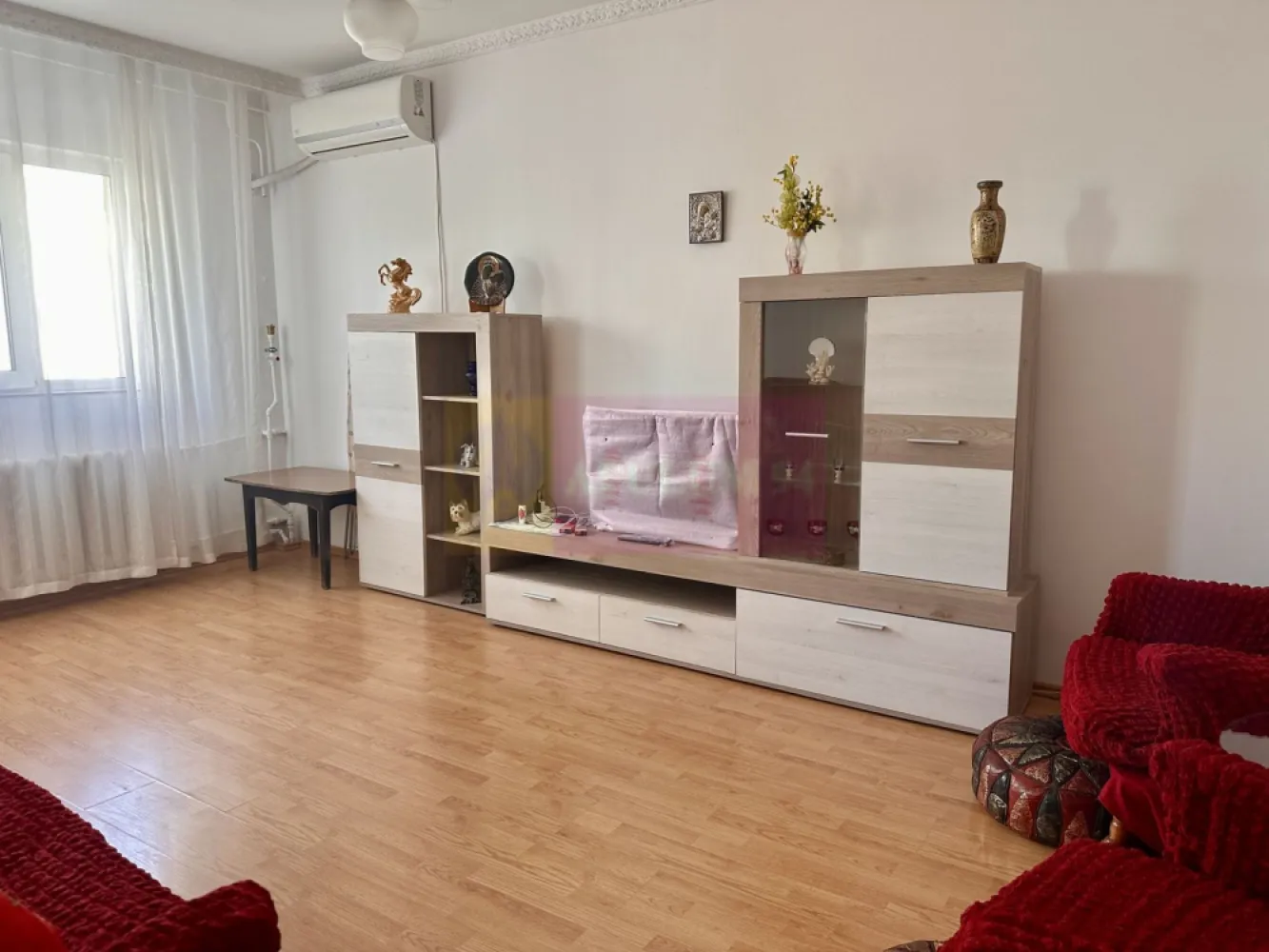 3 camere Rahova -Str Dunavat - Compania imobiliara Apulum94 va propune un apartament de 3 camere situat in zona Rahova - str Dunavat , confort 1 decomandat, etajul 4 .
Blocul este anvelopat si este construit in anul 1981.Suprafata utila a apartamentului este de 68 mp iar suprafata totala de 72 mp. Apartamentul are o serie de imbunatatiri- Usa metalica , termopan, aer conditionat, gresie, faianta, etc, si se vinde mobilat si utilat cum este prezentat in poze.
 Pentru mai multe detalii sau o eventuala vizionare a apartamentului va rog sunati la numarul de telefon 0733683454-Dorin Dinu. Comision 3 % negociabil.
